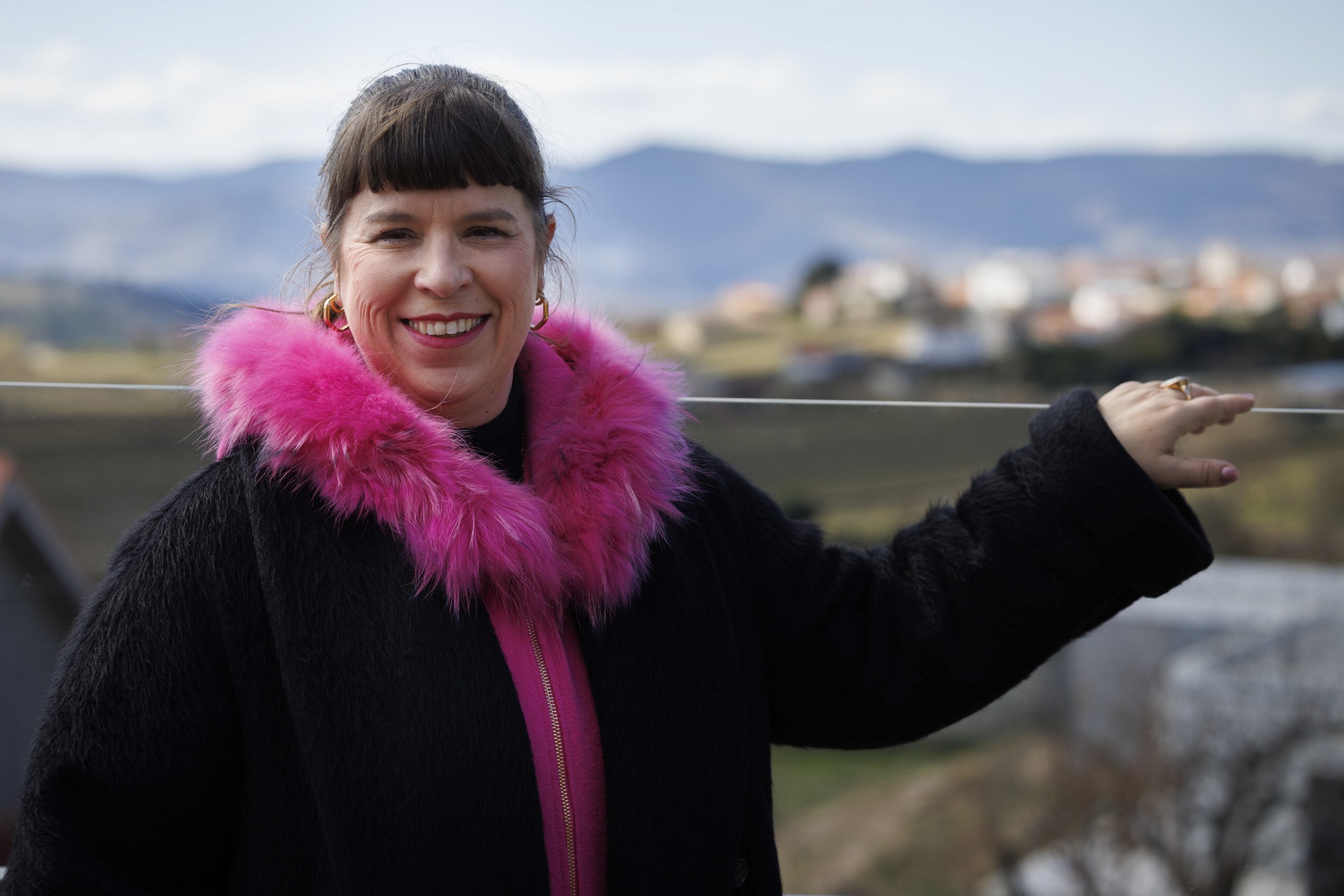 “É dever dos artistas estarem por todas as partes”. Joana Vasconcelos descentraliza cultura e expõe numa adega renovada do Douro