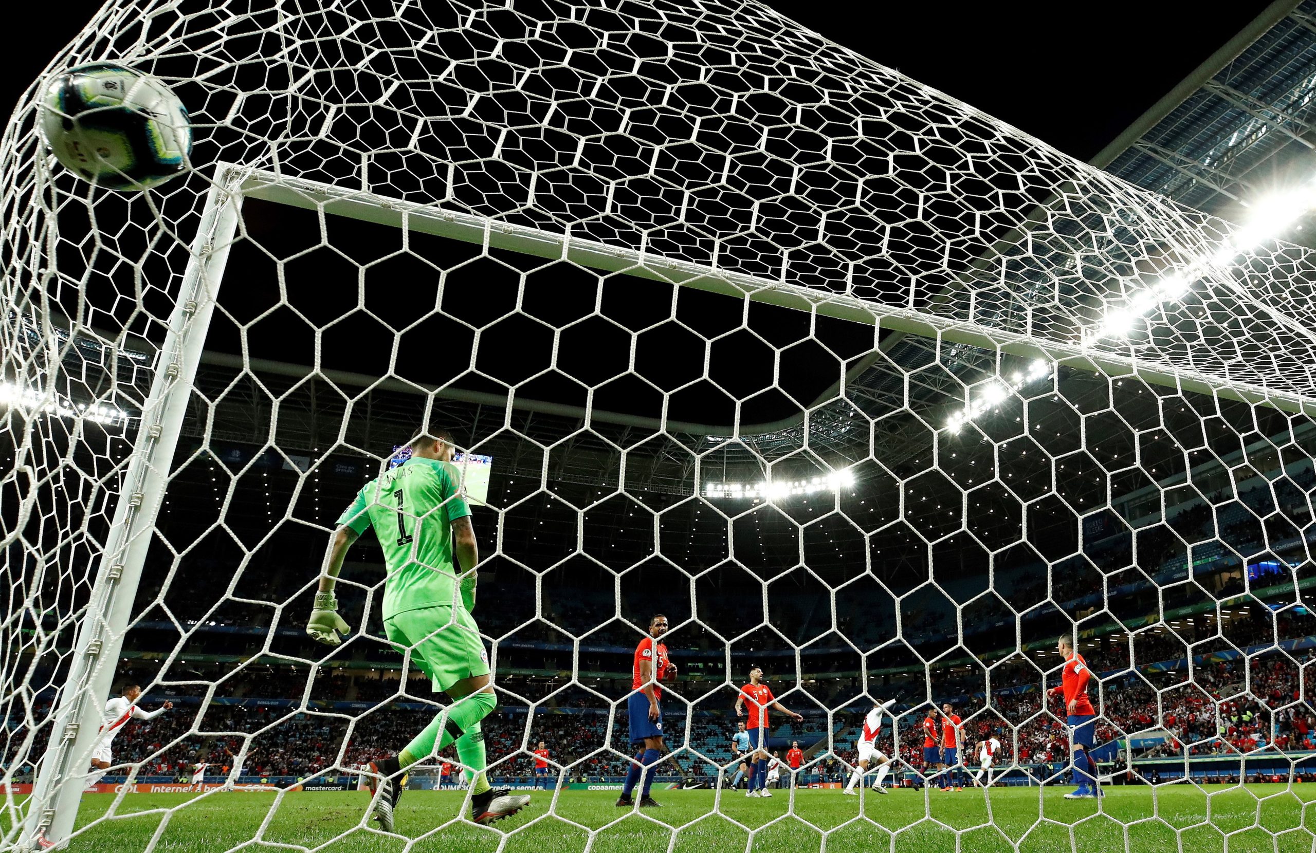 Peru elimina Chile e joga final da Copa América com Brasil
