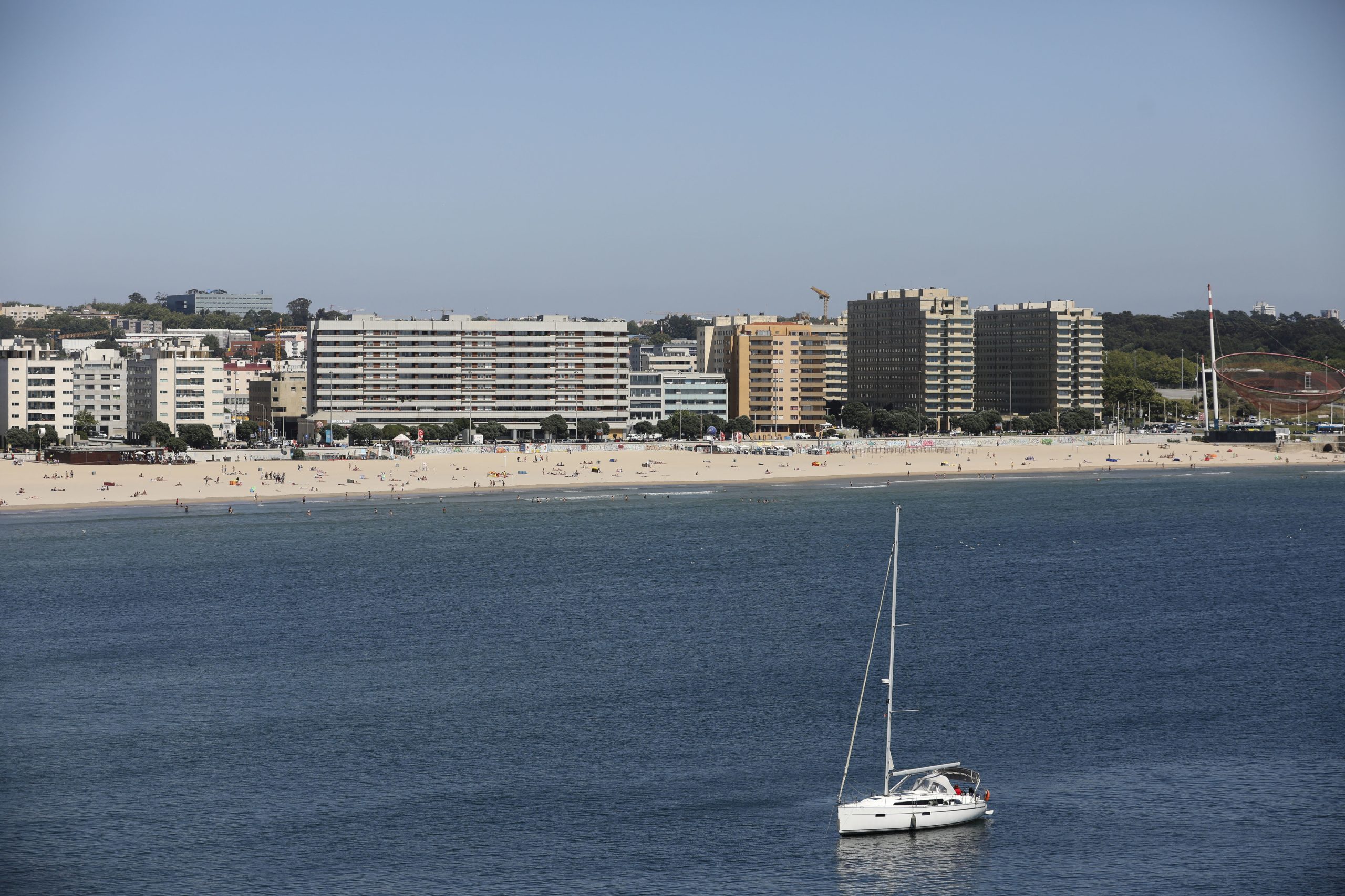 Banhos desaconselhados na praia de Matosinhos devido a contaminação microbiológica