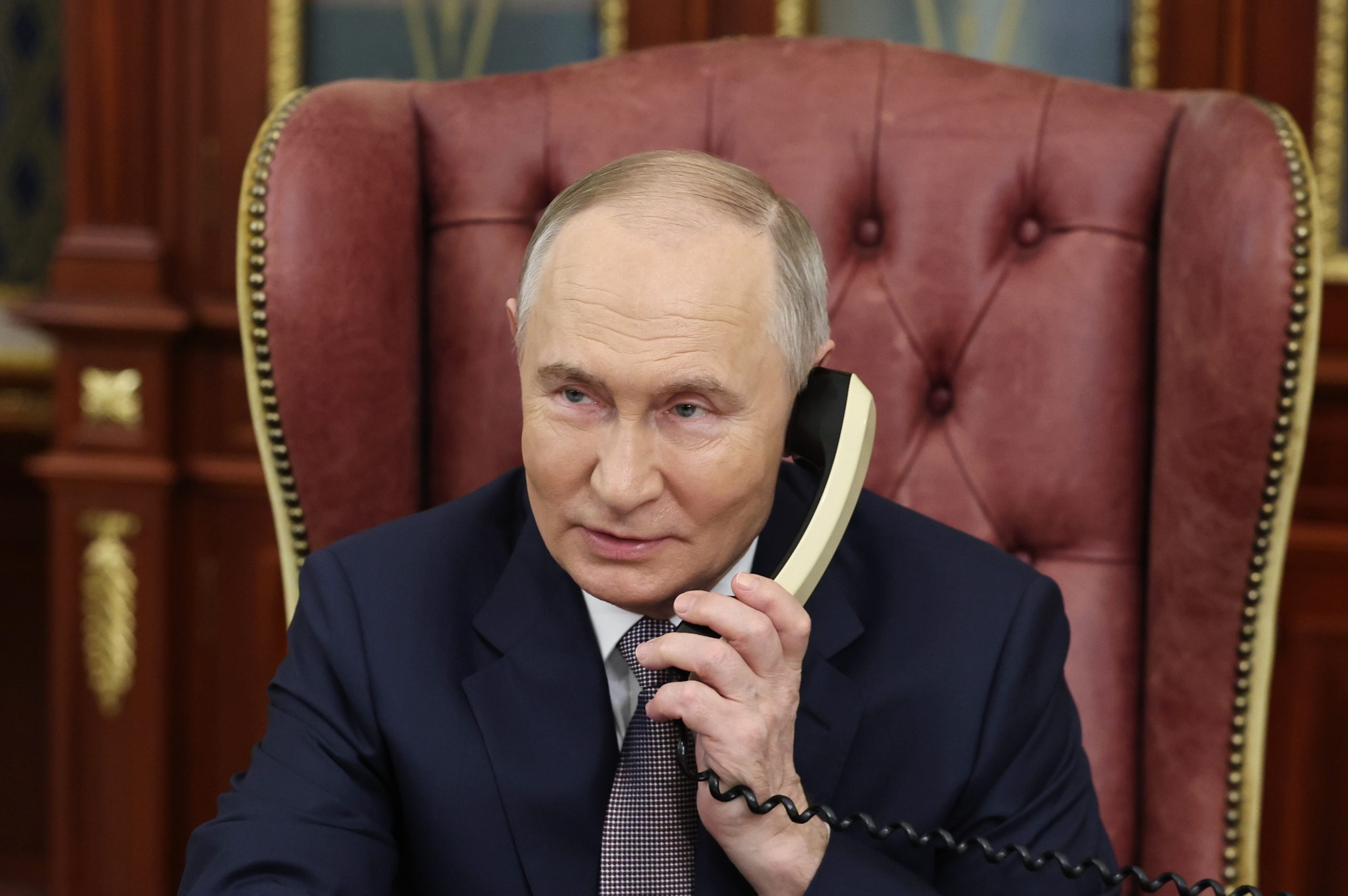 Putin e Trump discutem por telefone tensões no Médio Oriente e negociações na Ucrânia