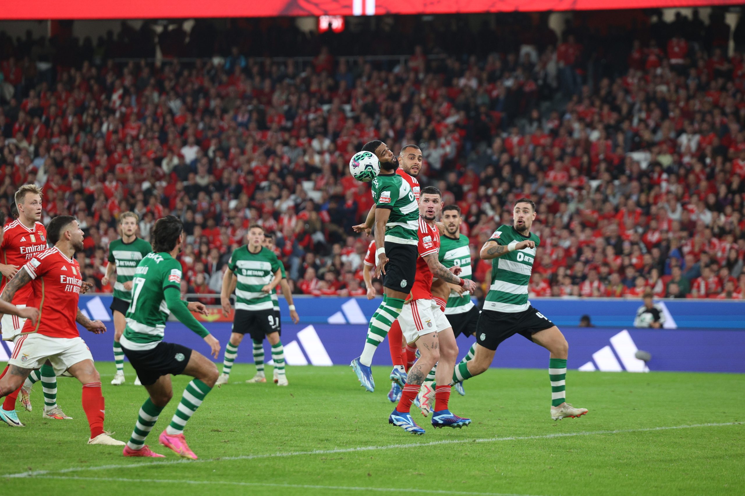 Benfica e Sporting jogam para a I Liga de futebol em domingo de eleições