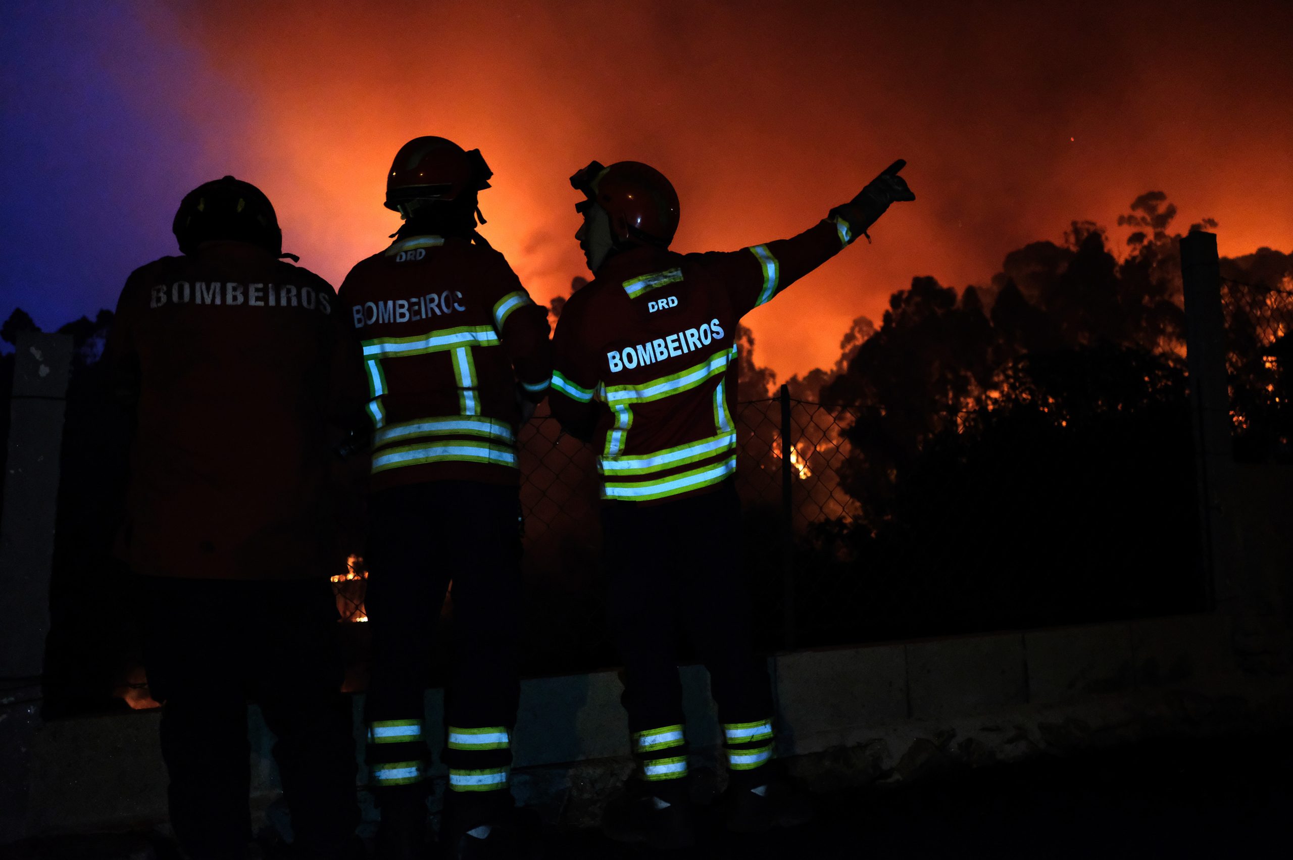 Incêndios: Quase 3.700 operacionais combatem 26 incêndios importantes pelas 02:00