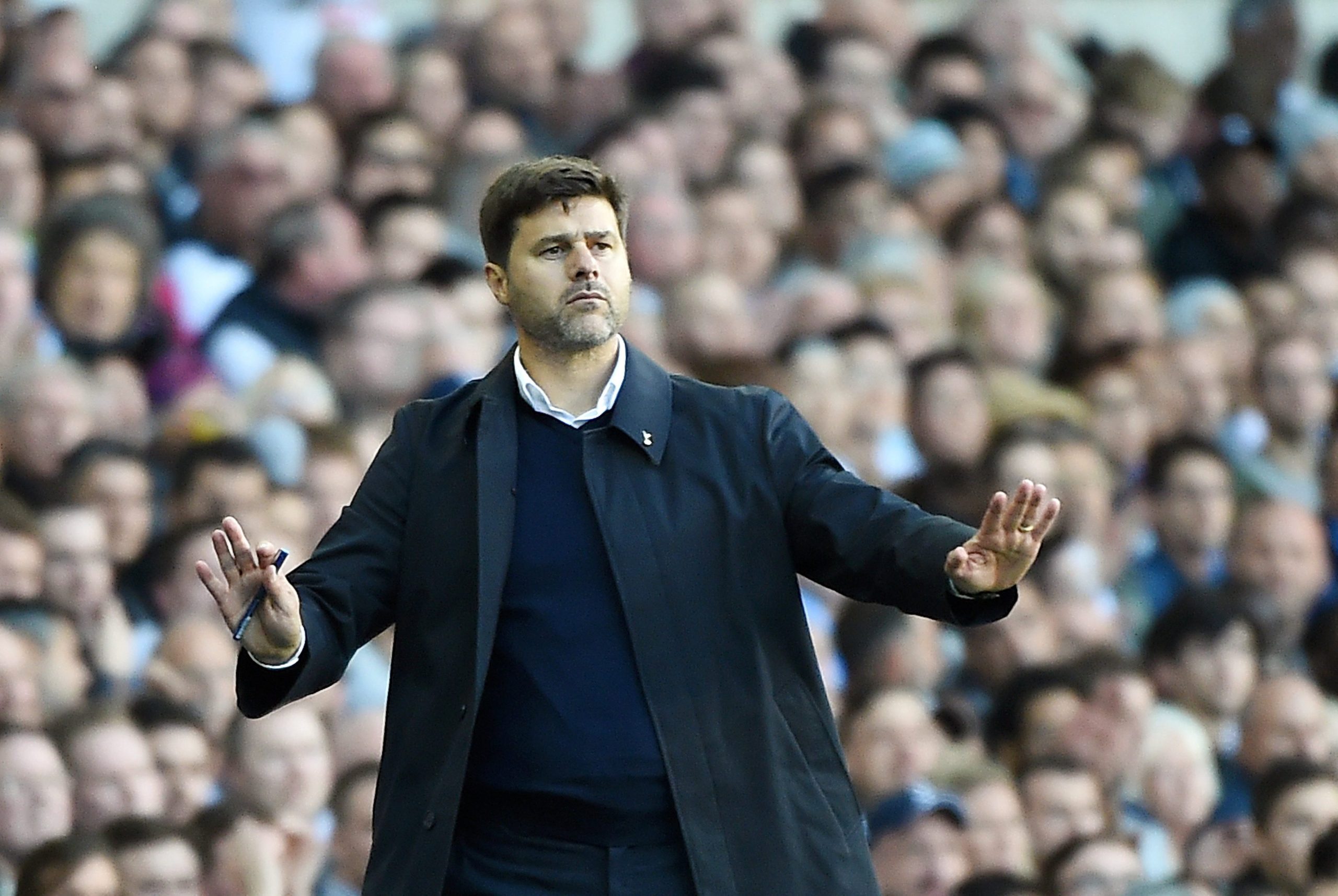 West Ham vence Tottenham e estende passadeira para o título ao Chelsea