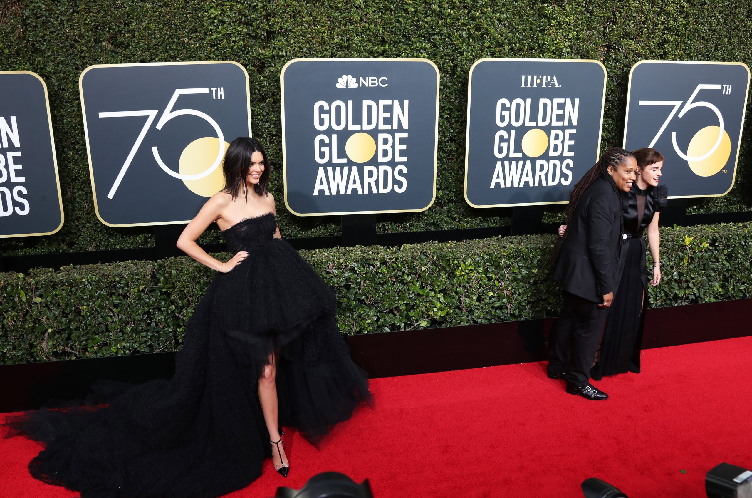 Vestidos negros desfilam no tapete vermelho dos Globos de Ouro contra assédio