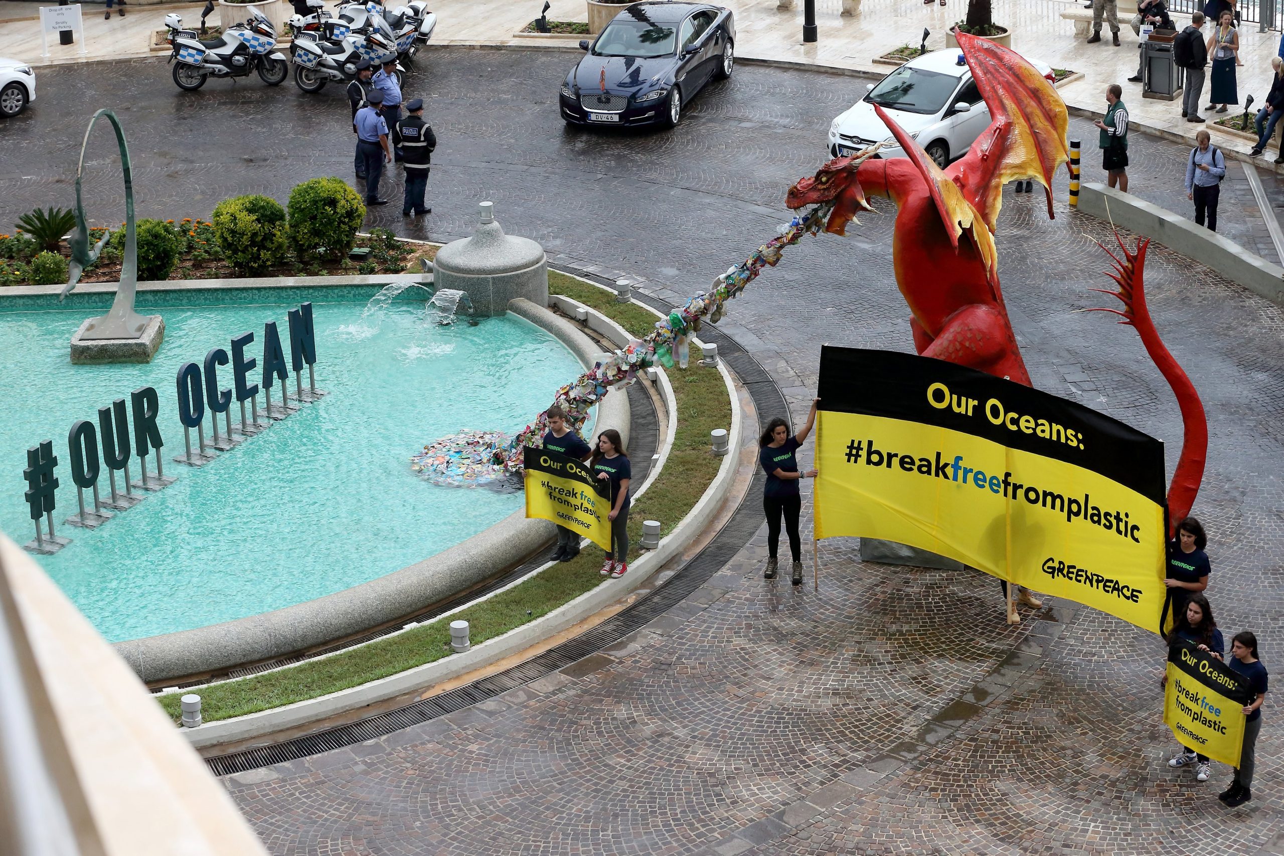 Dragão da Greenpeace alerta para poluição de plástico