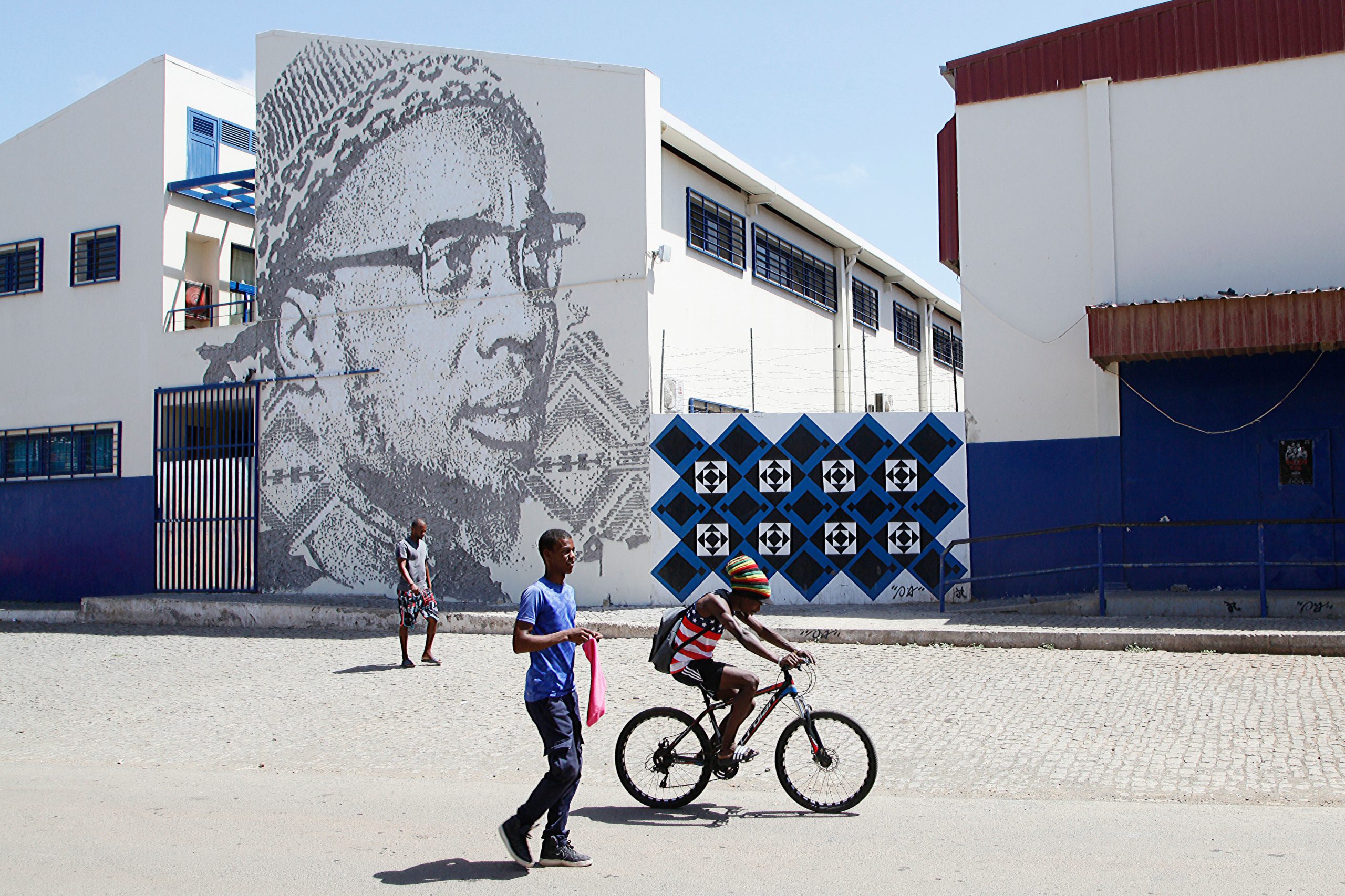 Obra de Vhils sobre Amílcar Cabral motiva curiosidade em bairro da cidade da Praia