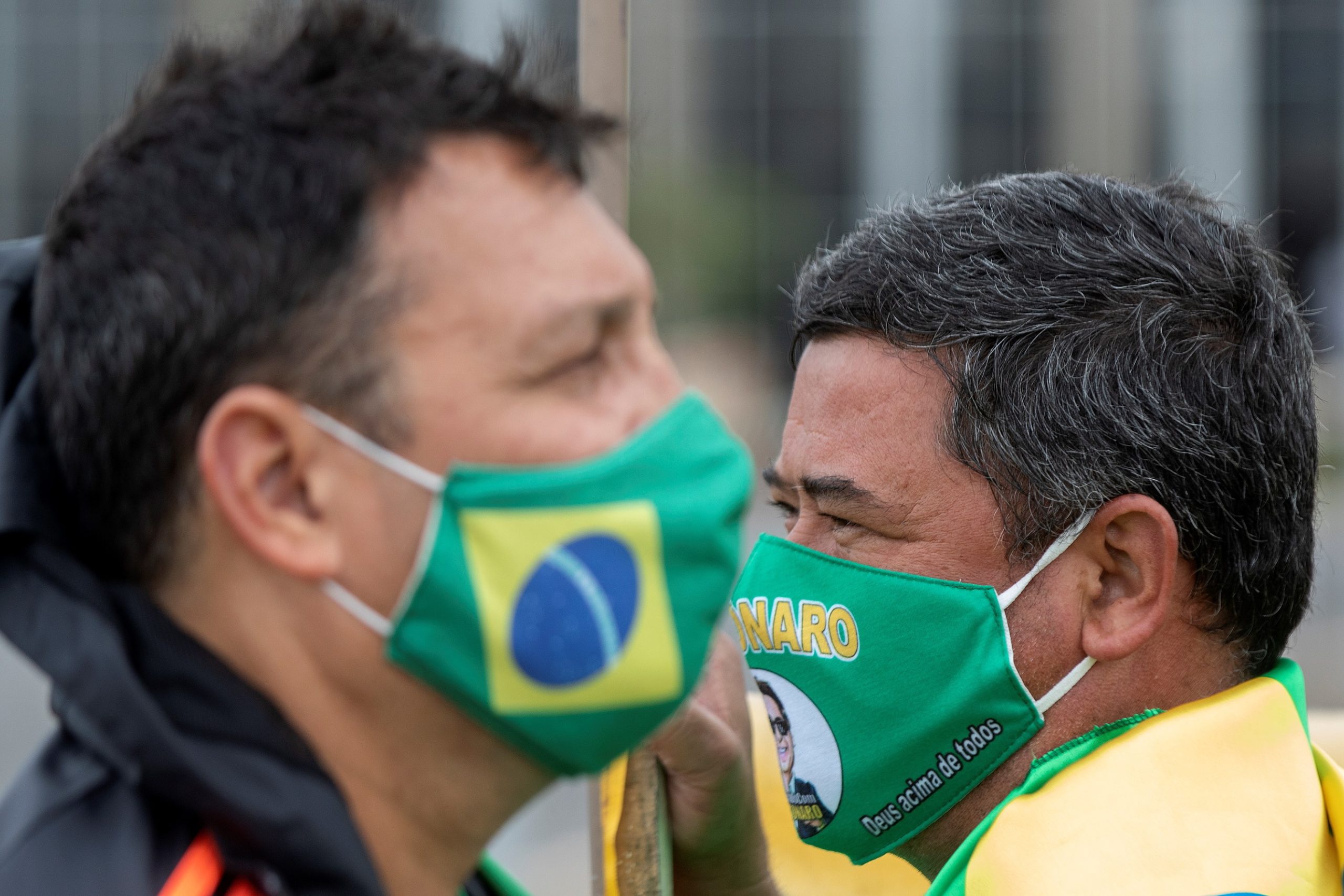 Brasil recontrata médicos cubanos para lidar com pandemia