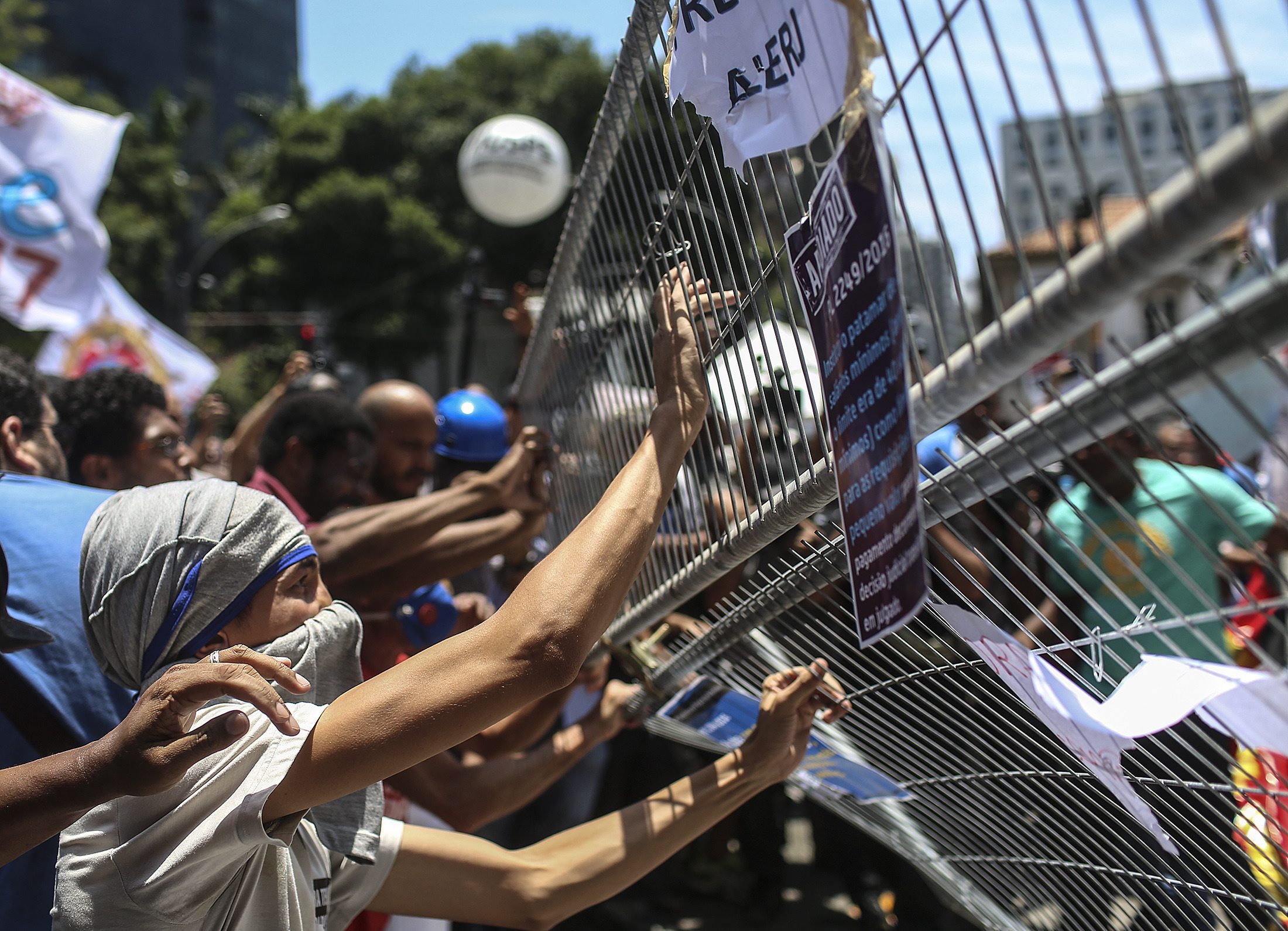 Manifestantes invadem plenário da Câmara dos Deputados do Brasil