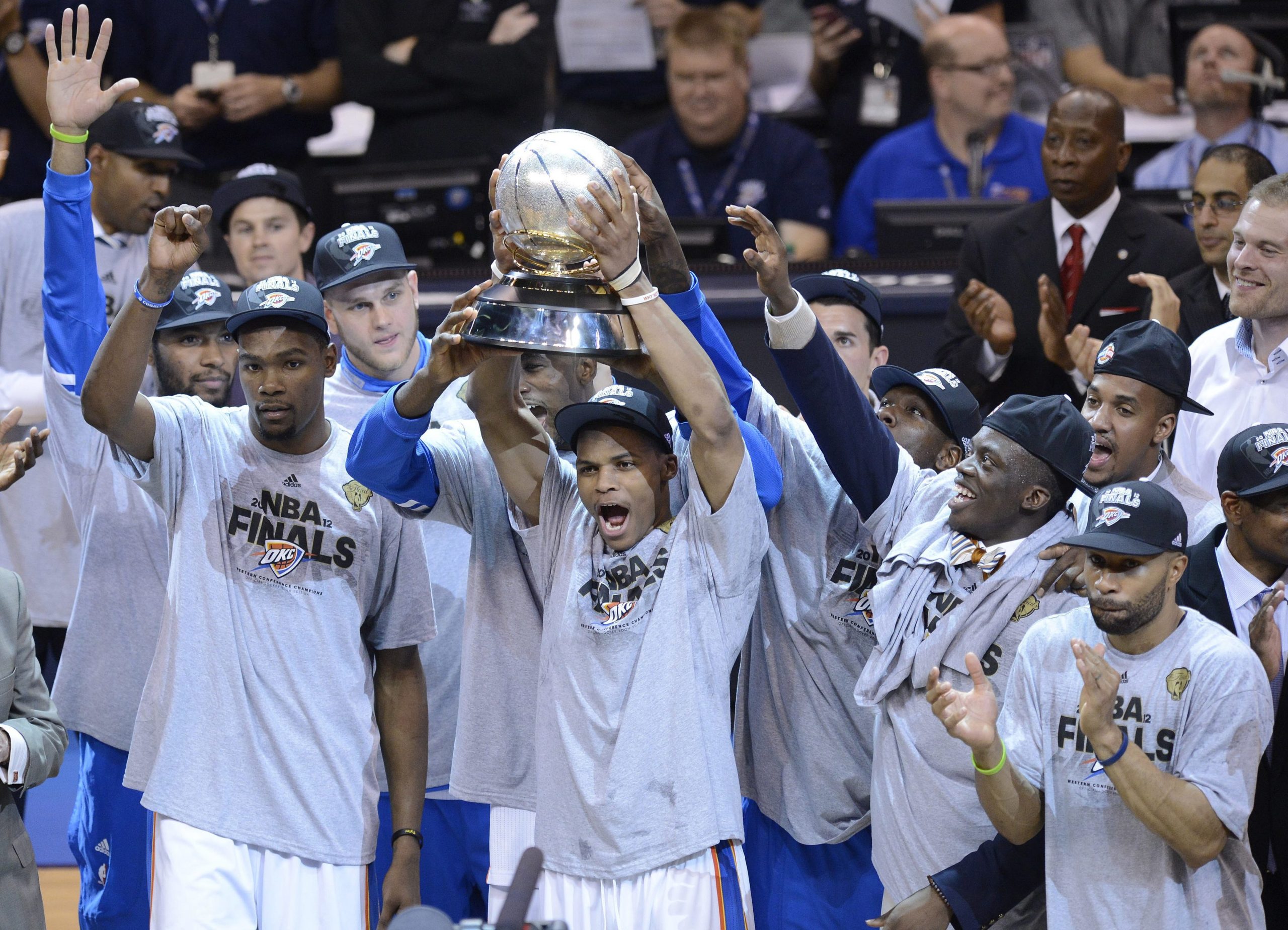 Westbrook torna-se o terceiro jogador com mais ‘triplos-duplos’ da NBA