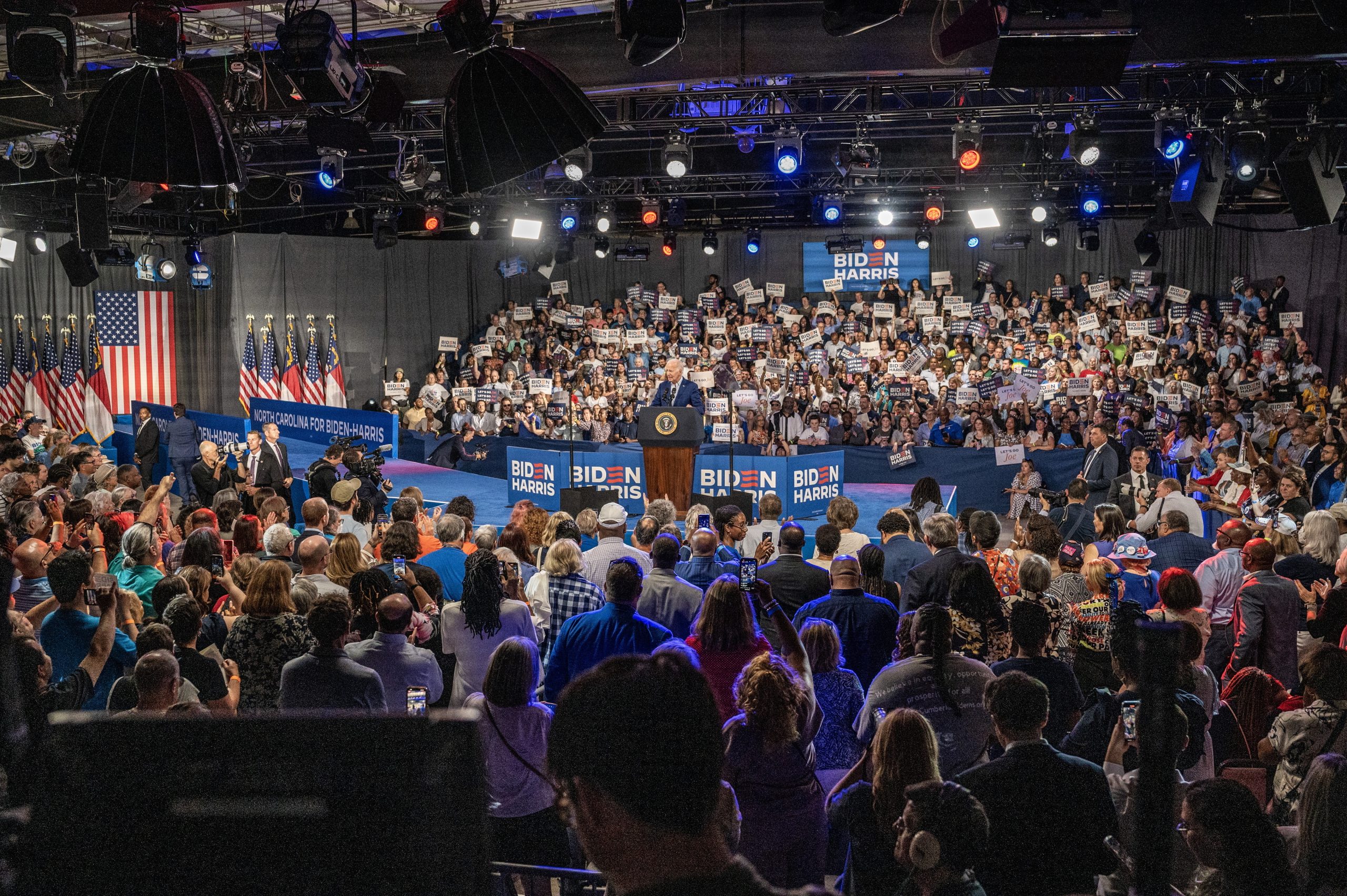 Biden admite estar apto para presidente, mas que “não debate tão bem como antes”