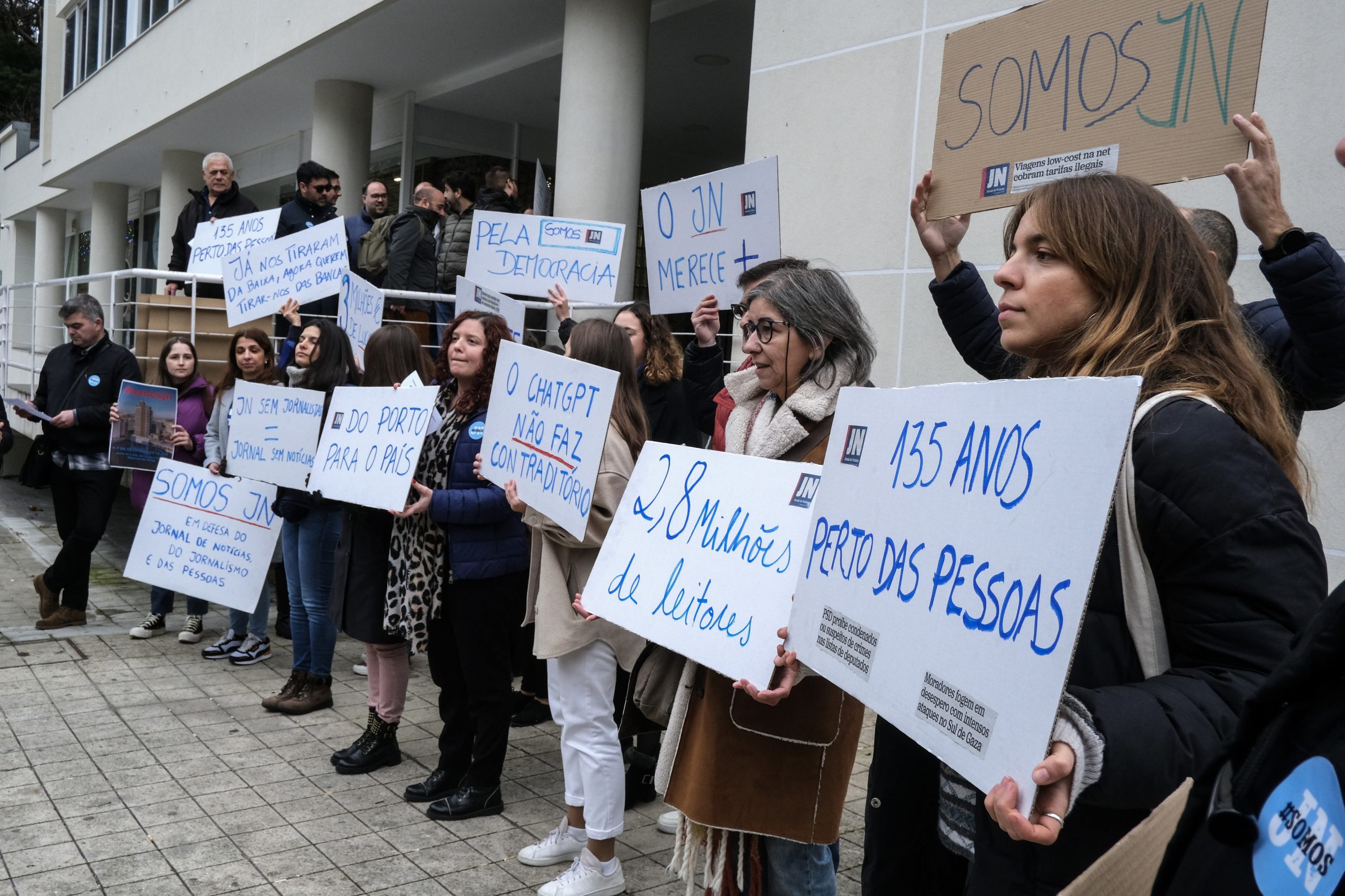 Meia centena de trabalhadores do JN contestam despedimento coletivo no Global Media Group