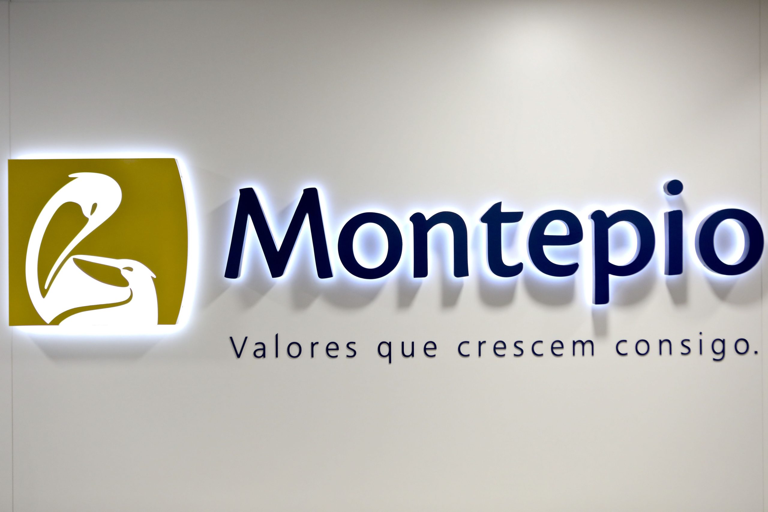 Associados do Montepio reúnem-se hoje para passar banco a sociedade anónima