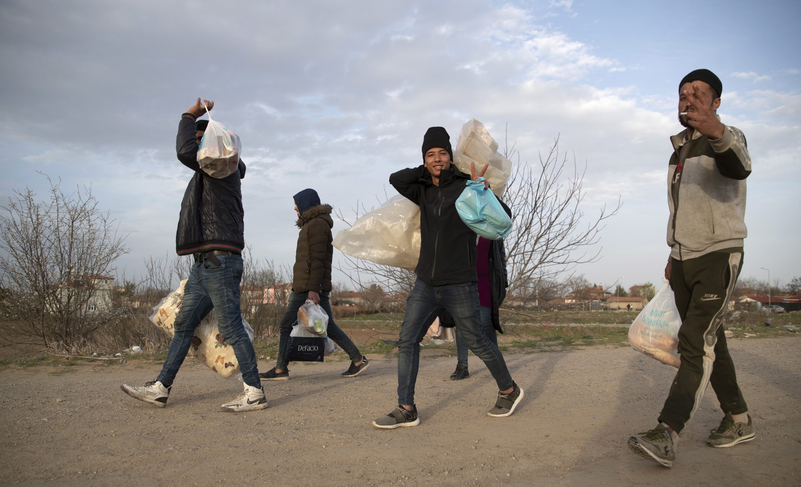 Bulgária envia soldados para a fronteira para travar imigrantes ilegais
