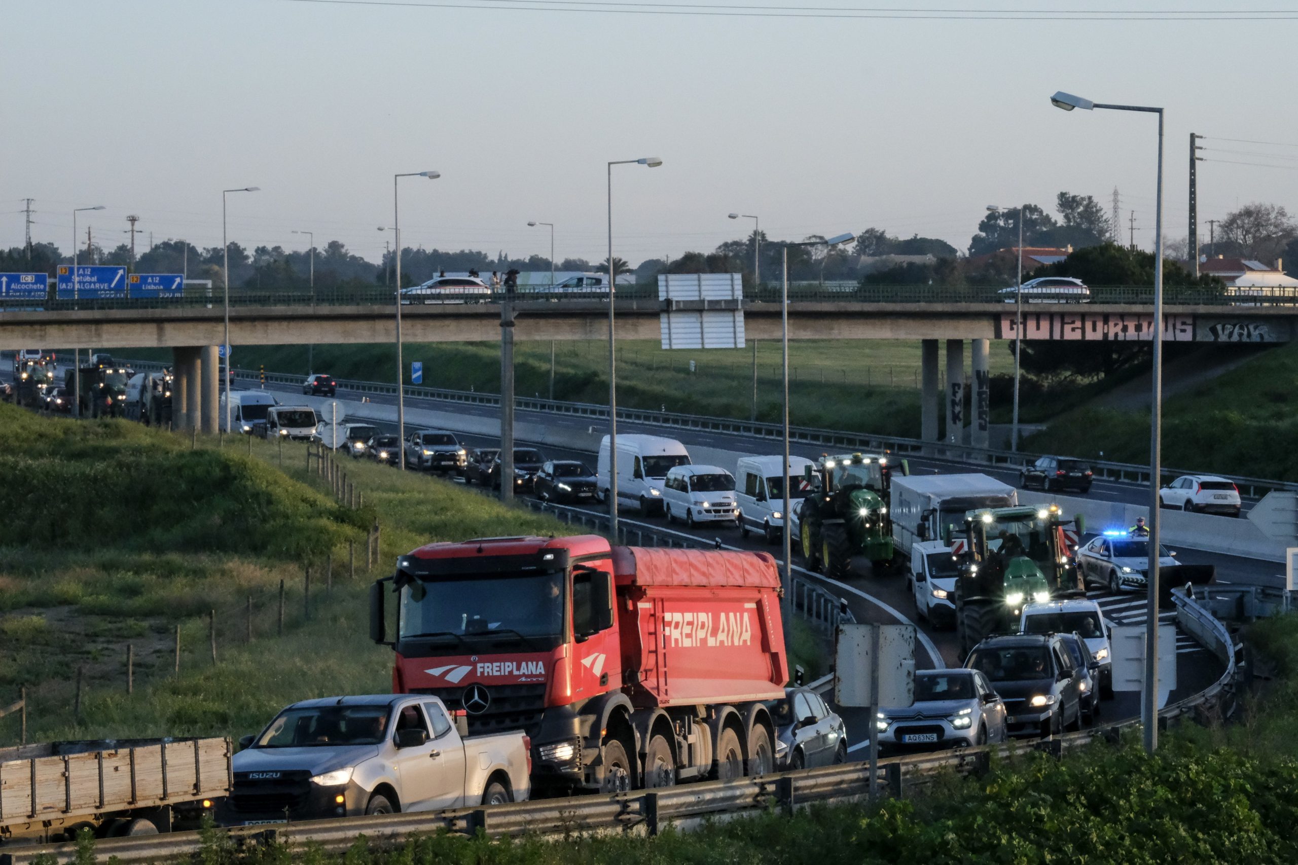 Agricultores: Acessos à A1 e A29 em Estarreja cortados devido aos protestos