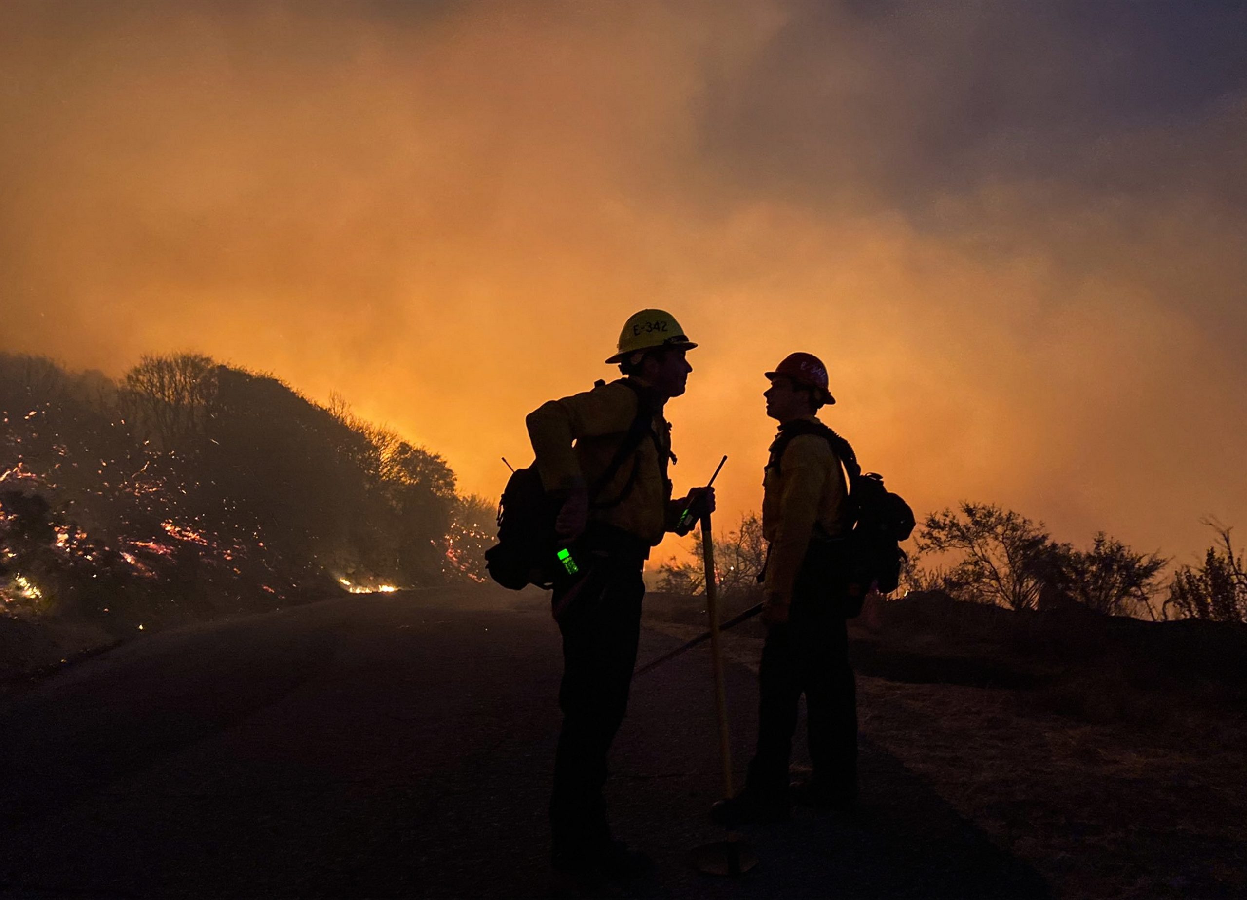 Incêndio nas montanhas da Califórnia obriga milhares de residentes a fugir