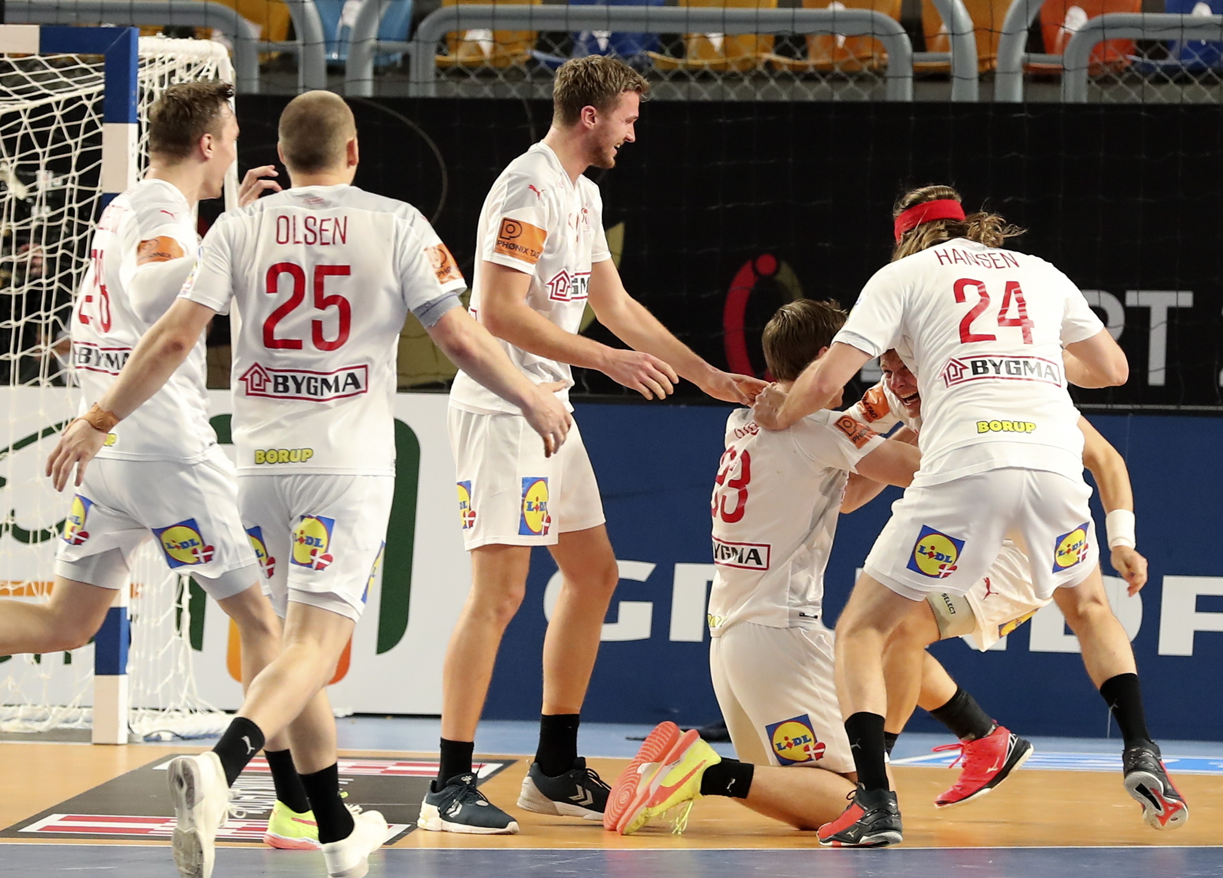 Campeã Dinamarca supera esforçada Espanha e marca final nórdica