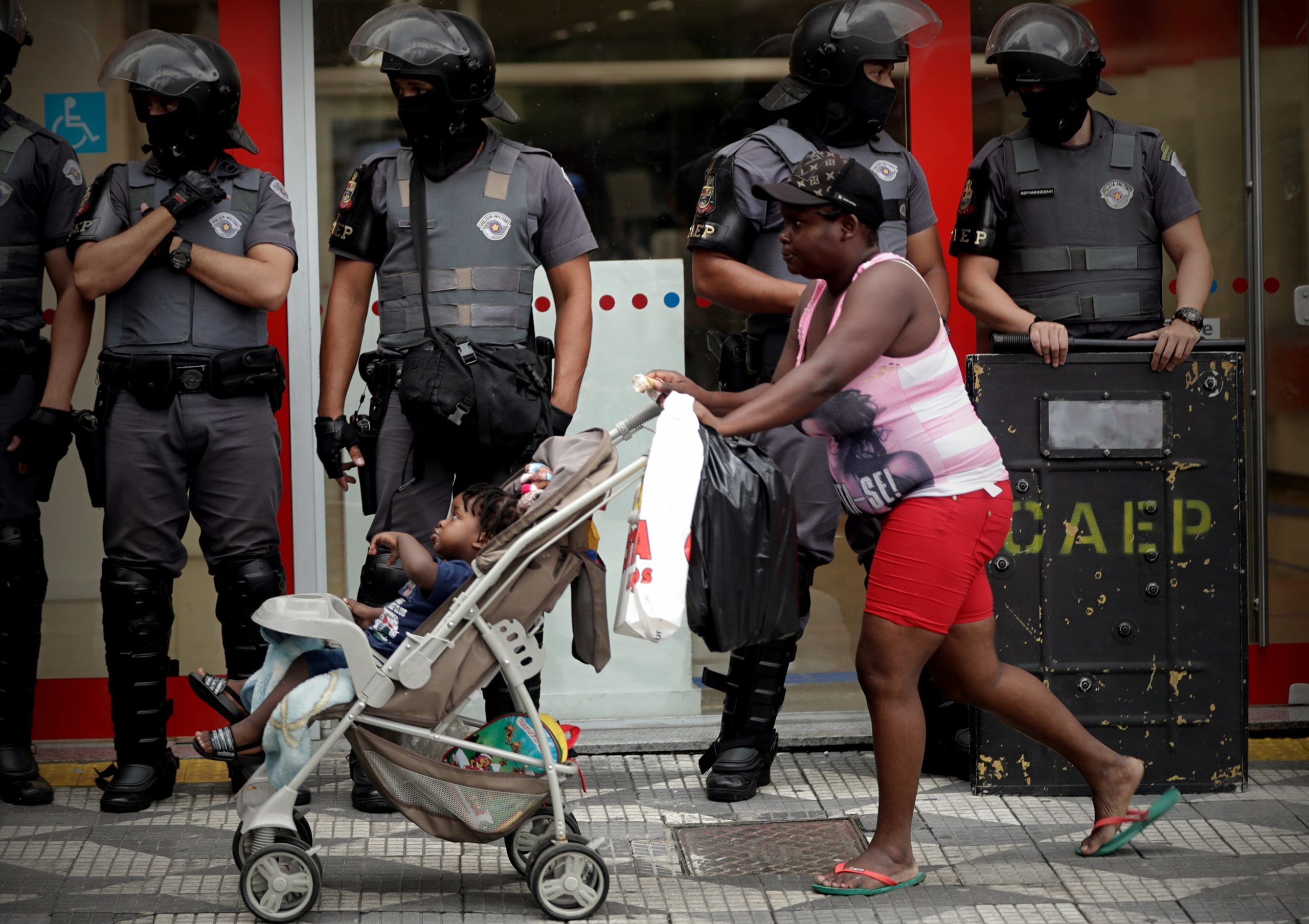 Pelo menos 30 pessoas detidas por integrarem a maior fação criminosa brasileira