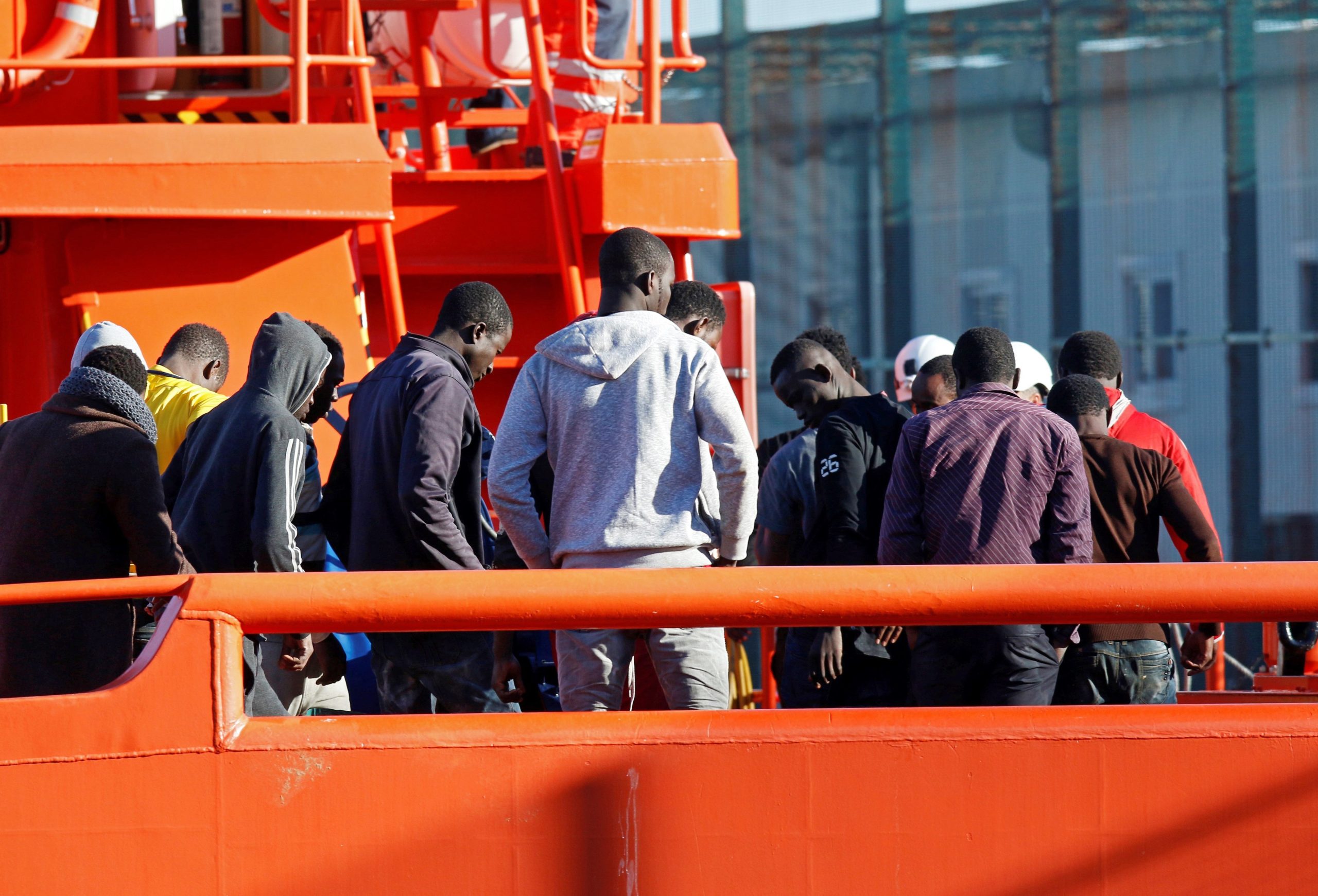 Mais de 100 migrantes resgatados de duas embarcações ao largo das Canárias