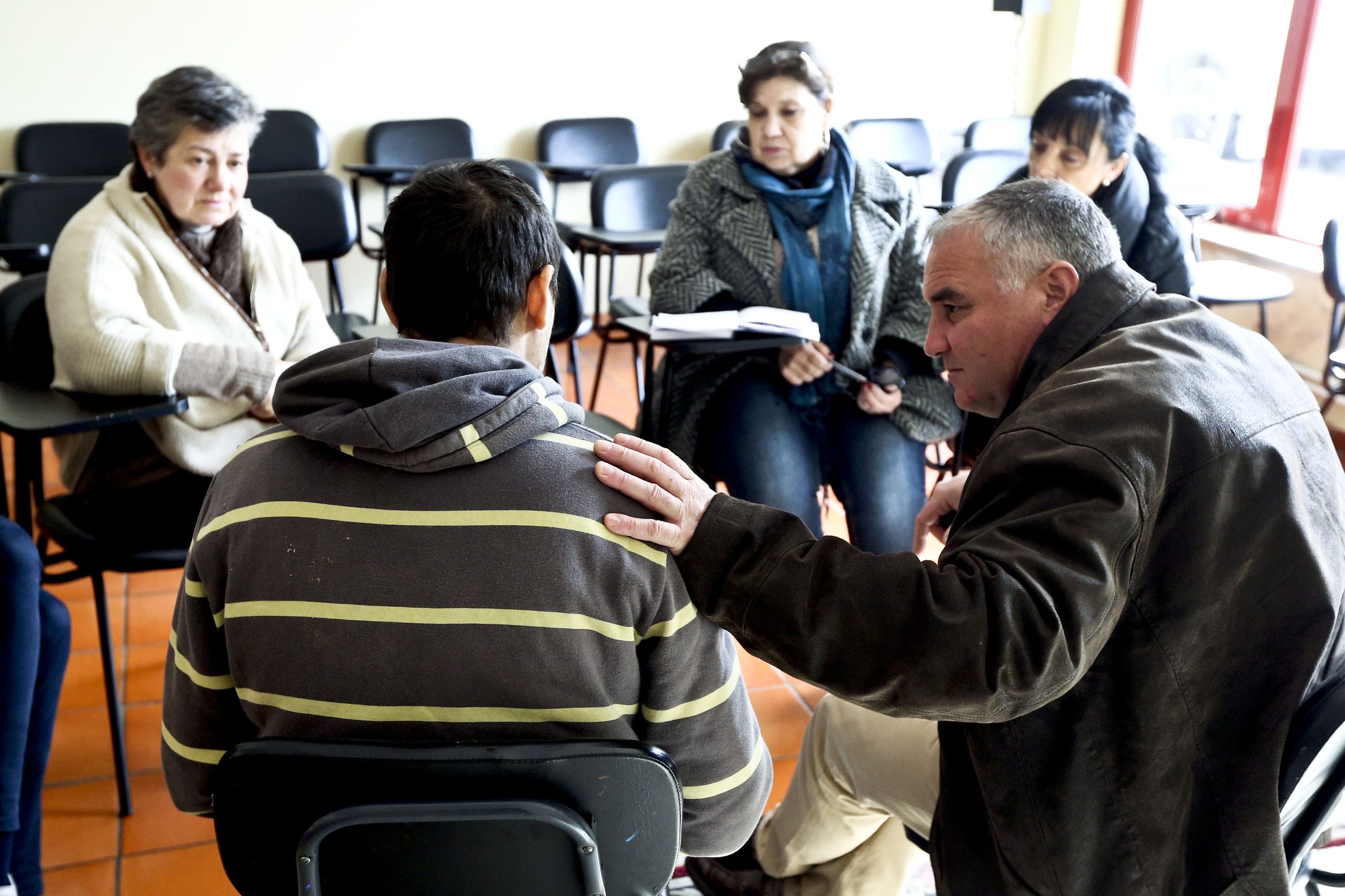 Covid-19: Psicólogos defendem que escolas devem ter equipas para ajudar alunos