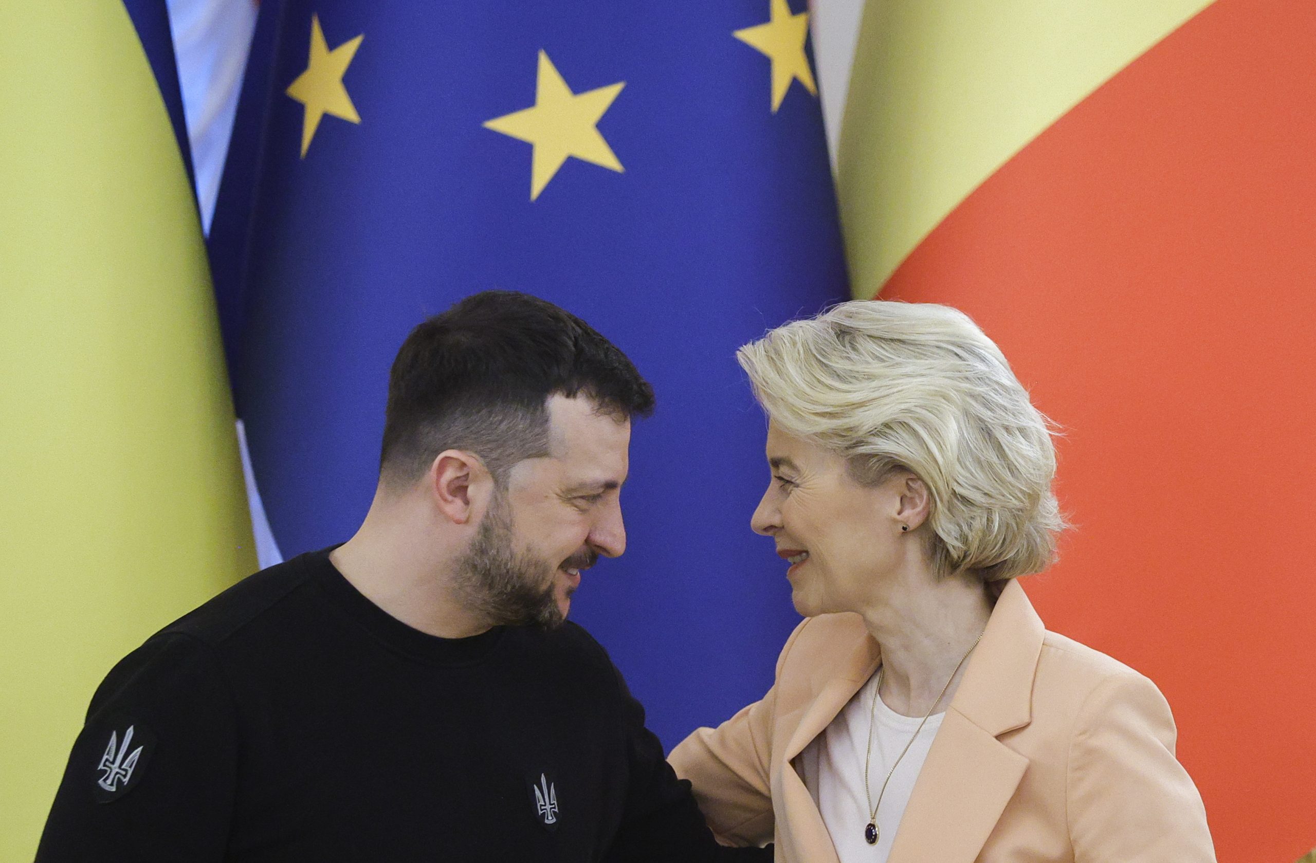 Zelensky pede data para adesão à UE e reforço imediato das sanções à Rússia