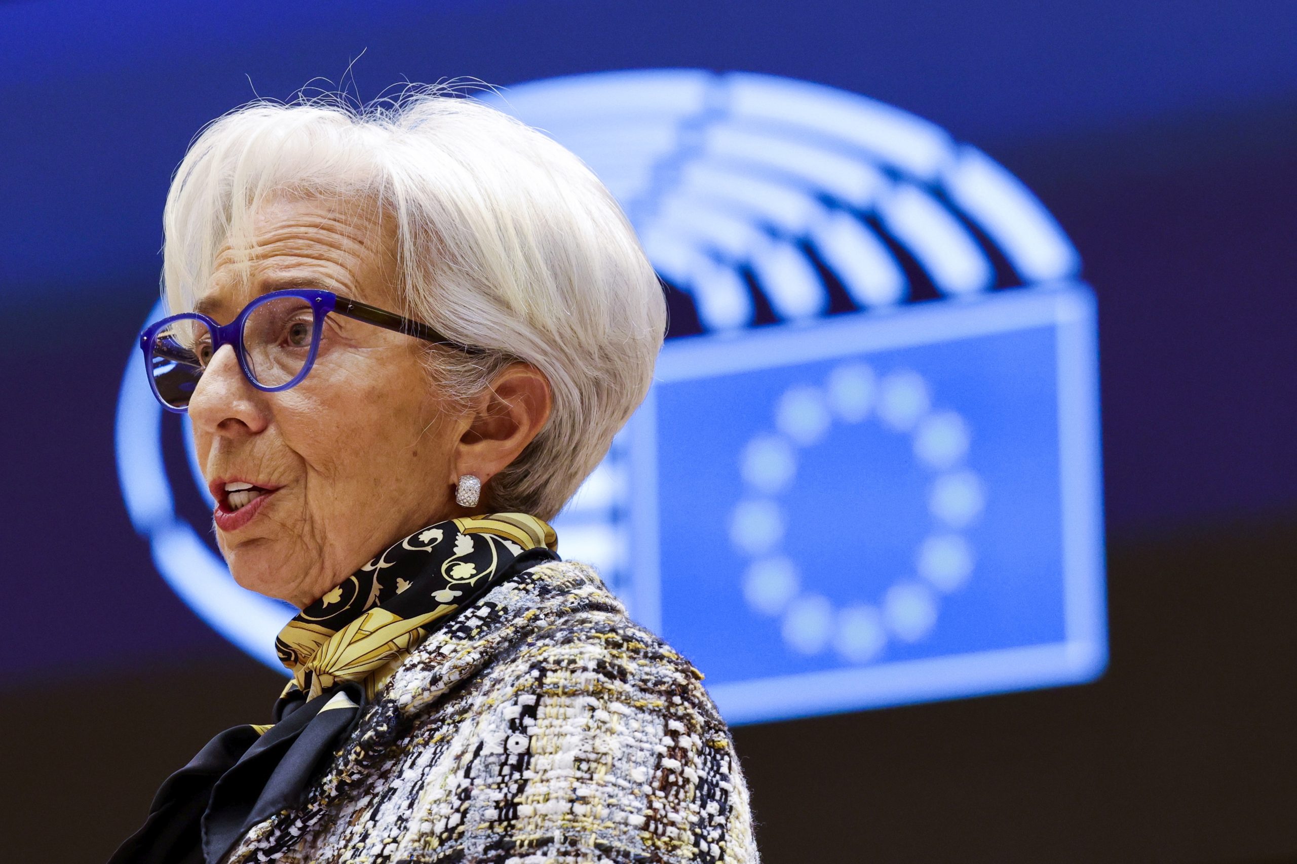 Plano de recuperação da UE pode impulsionar crescimento já em 2021, mas restrições e novas variantes criam riscos à economia da zona euro