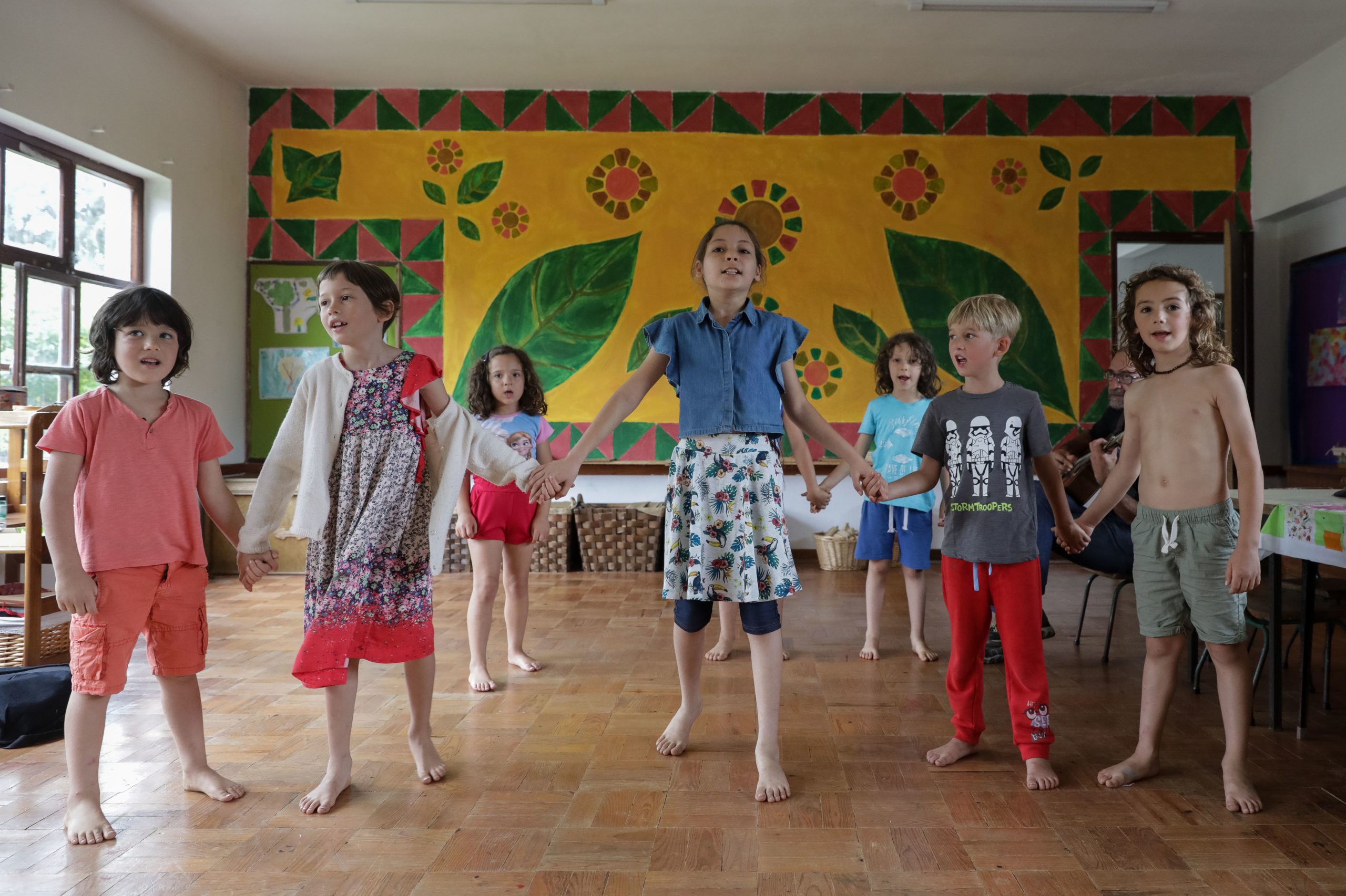 Nesta escola não há quadros pretos e os alunos podem andar descalços. Aqui, o que importa é ser curioso