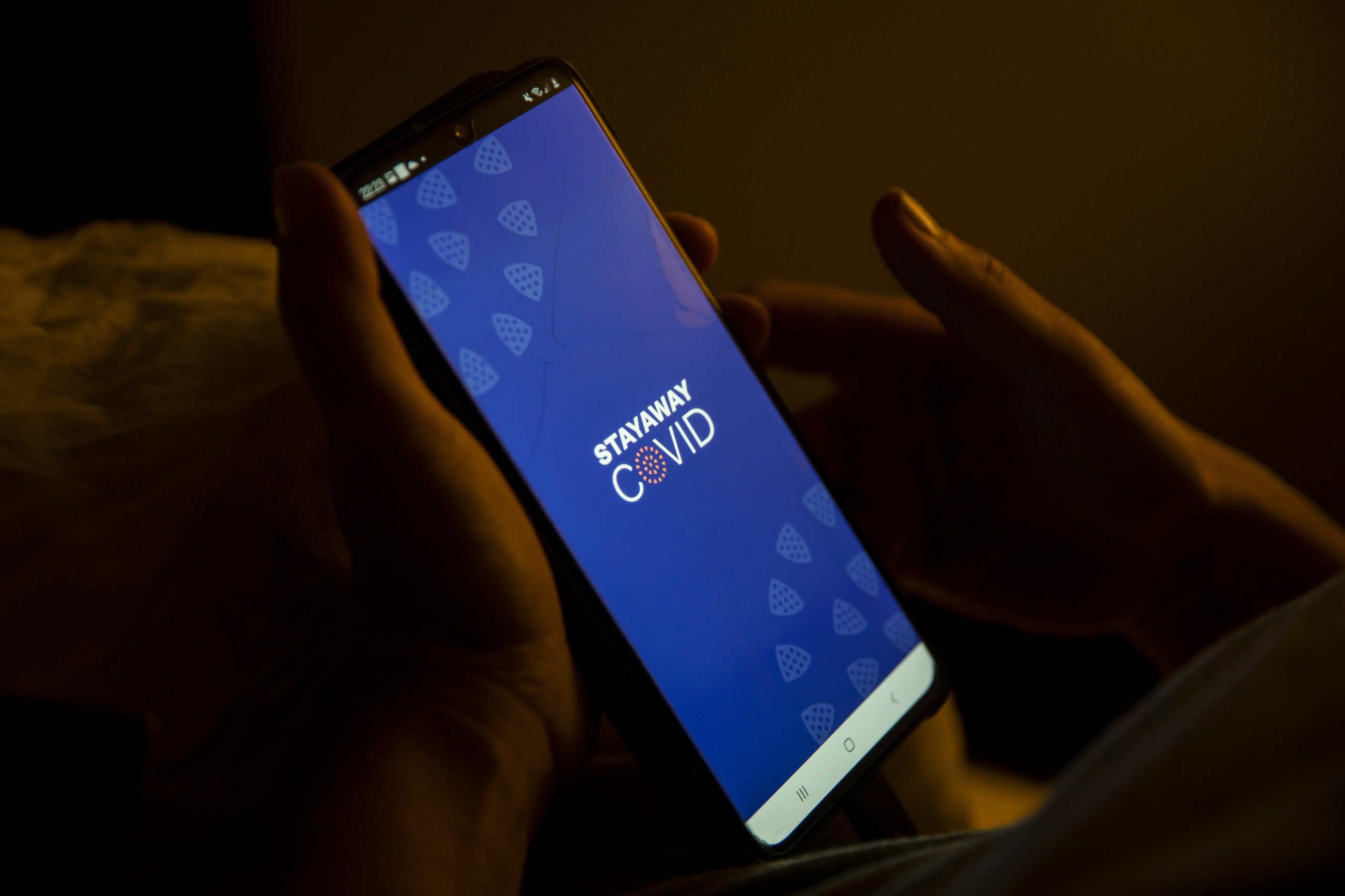 “Instalar o Big Brother em Portugal”? O que dizem constitucionalistas e partidos sobre a obrigatoriedade do uso da app Stayaway Covid