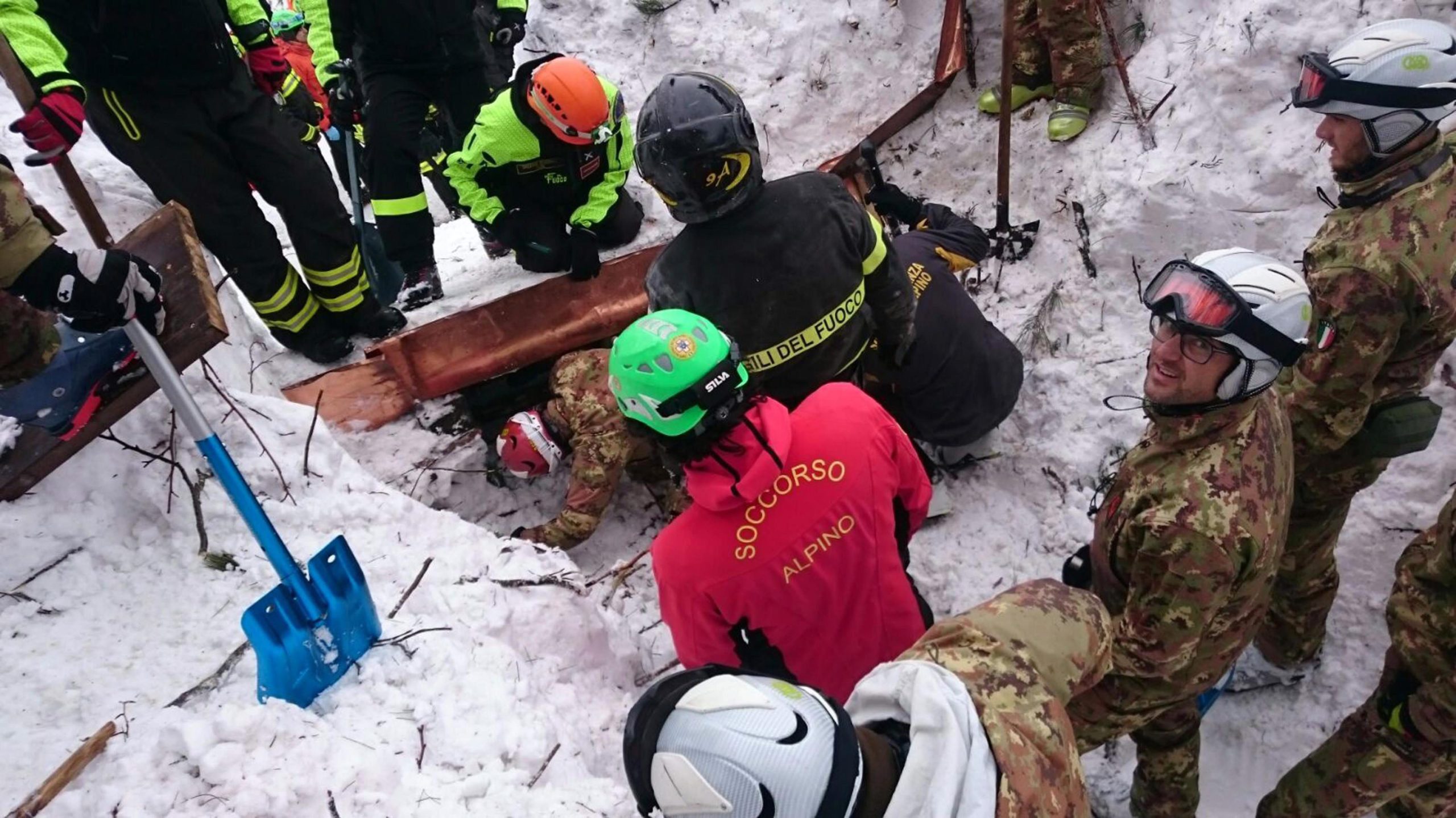 Avalanche em Itália: Equipas de socorro resgatam mais sobreviventes