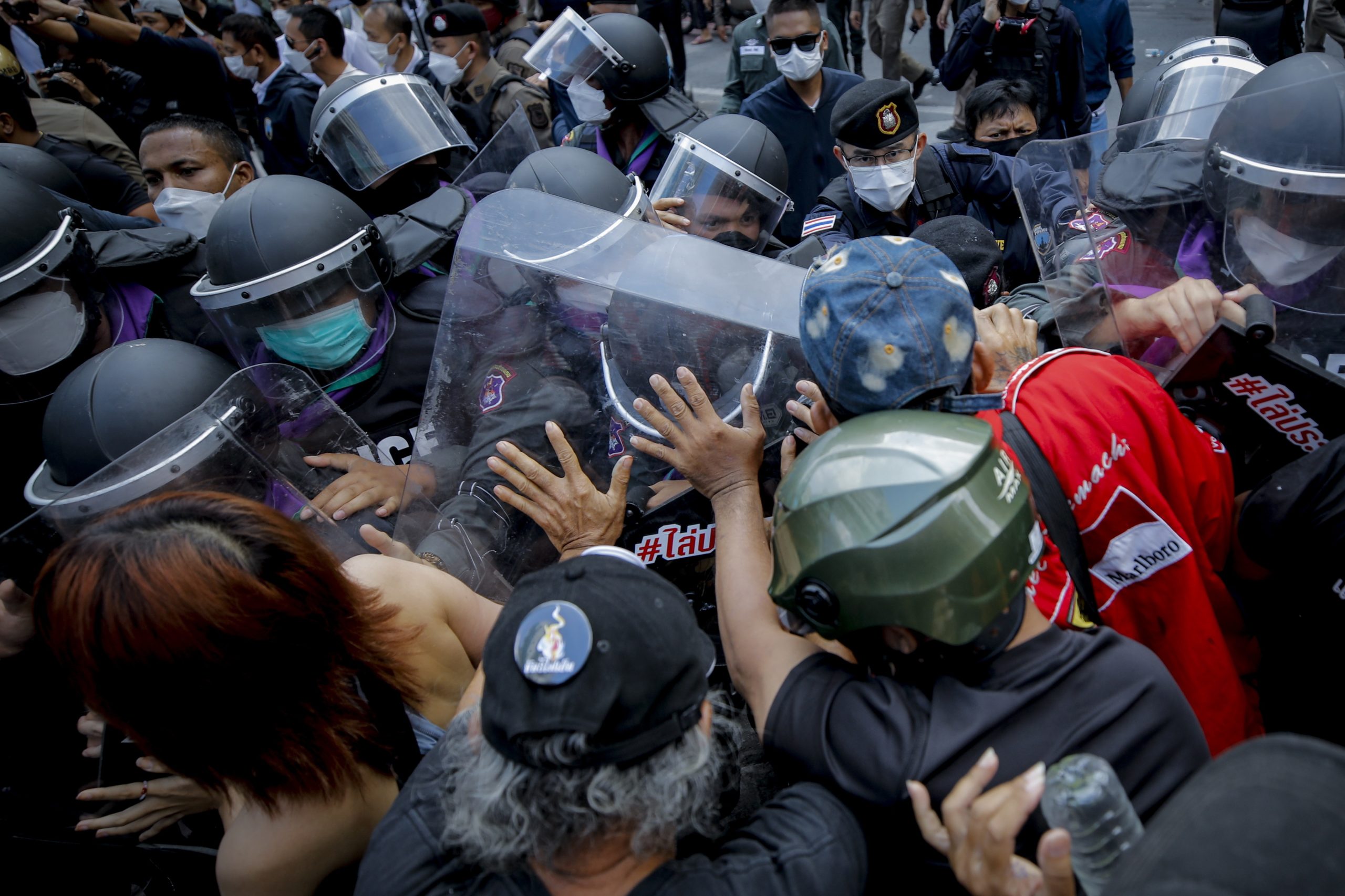 Polícia carrega sobre manifestantes durante cimeira de líderes da Ásia-Pacífico