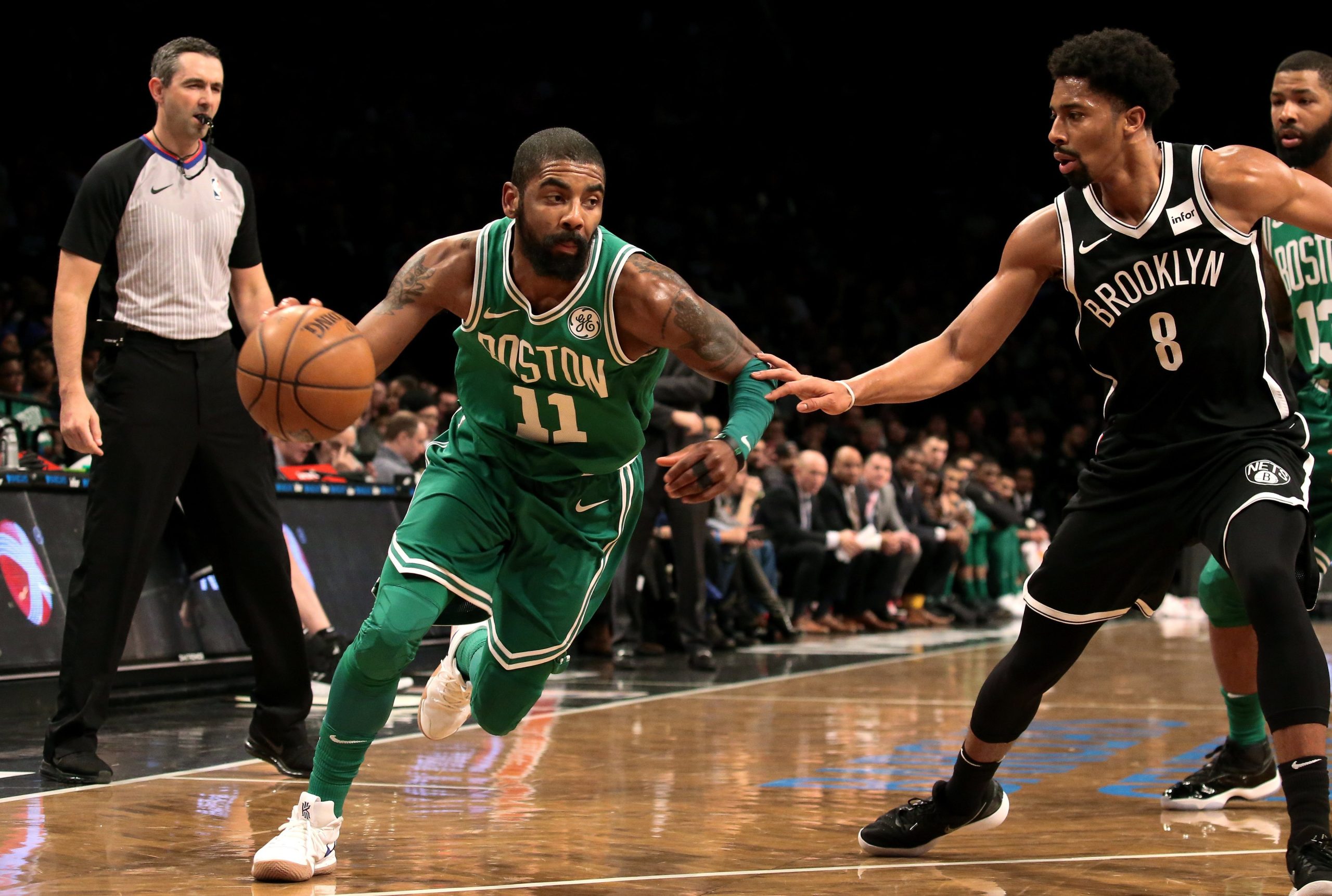 Kyrie Irving desfalca Celtics entre três e seis semanas devido a operação ao joelho