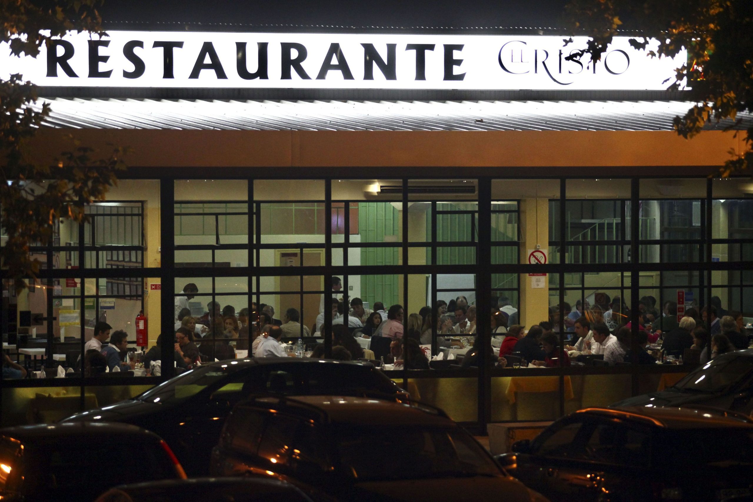Foi ao restaurante, sobrou comida e está com vergonha de levar as sobras para casa? Não tenha, pedem ambientalistas