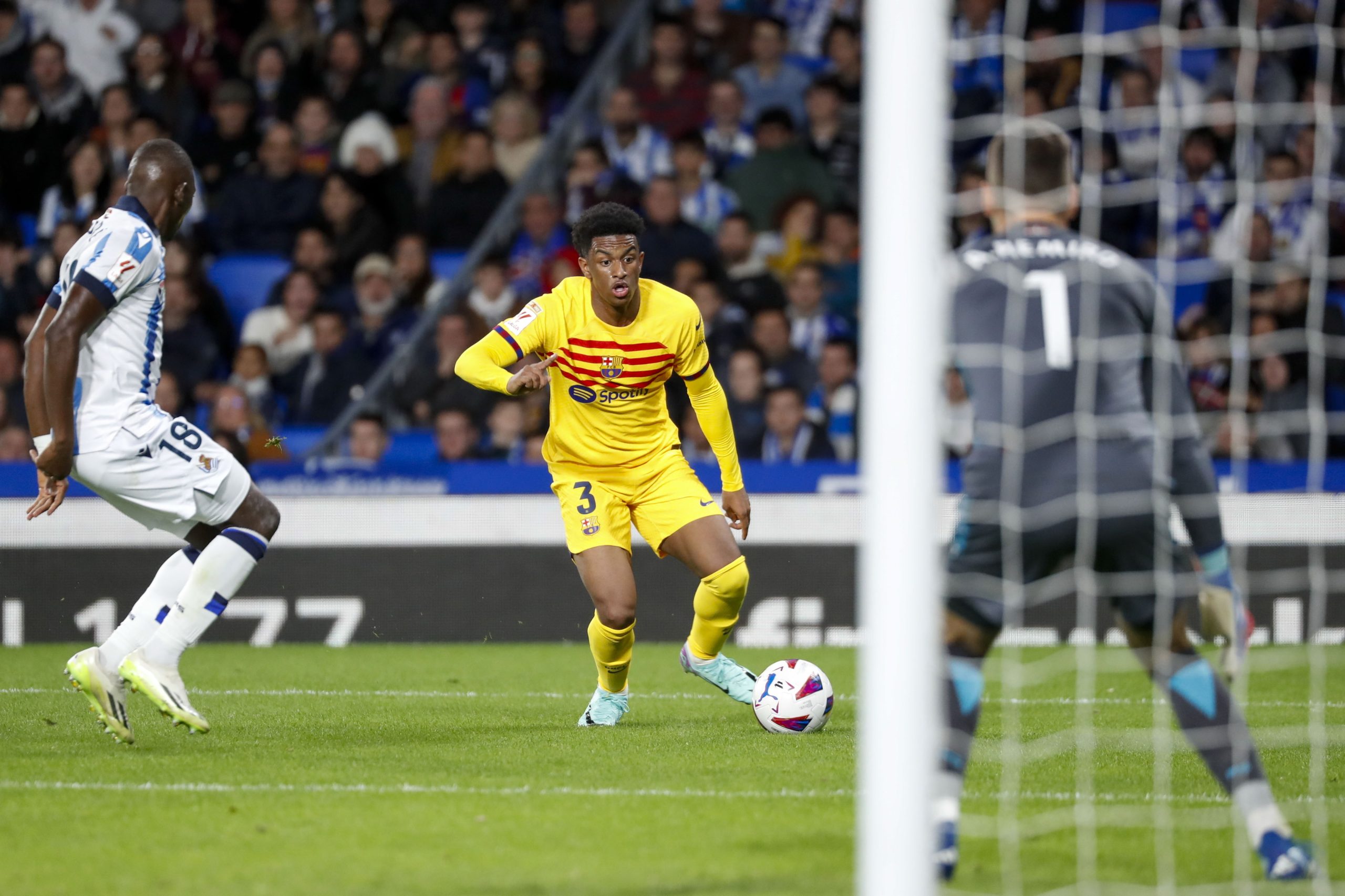 Alejandro Balde vai ser operado e desfalca FC Barcelona até final da época