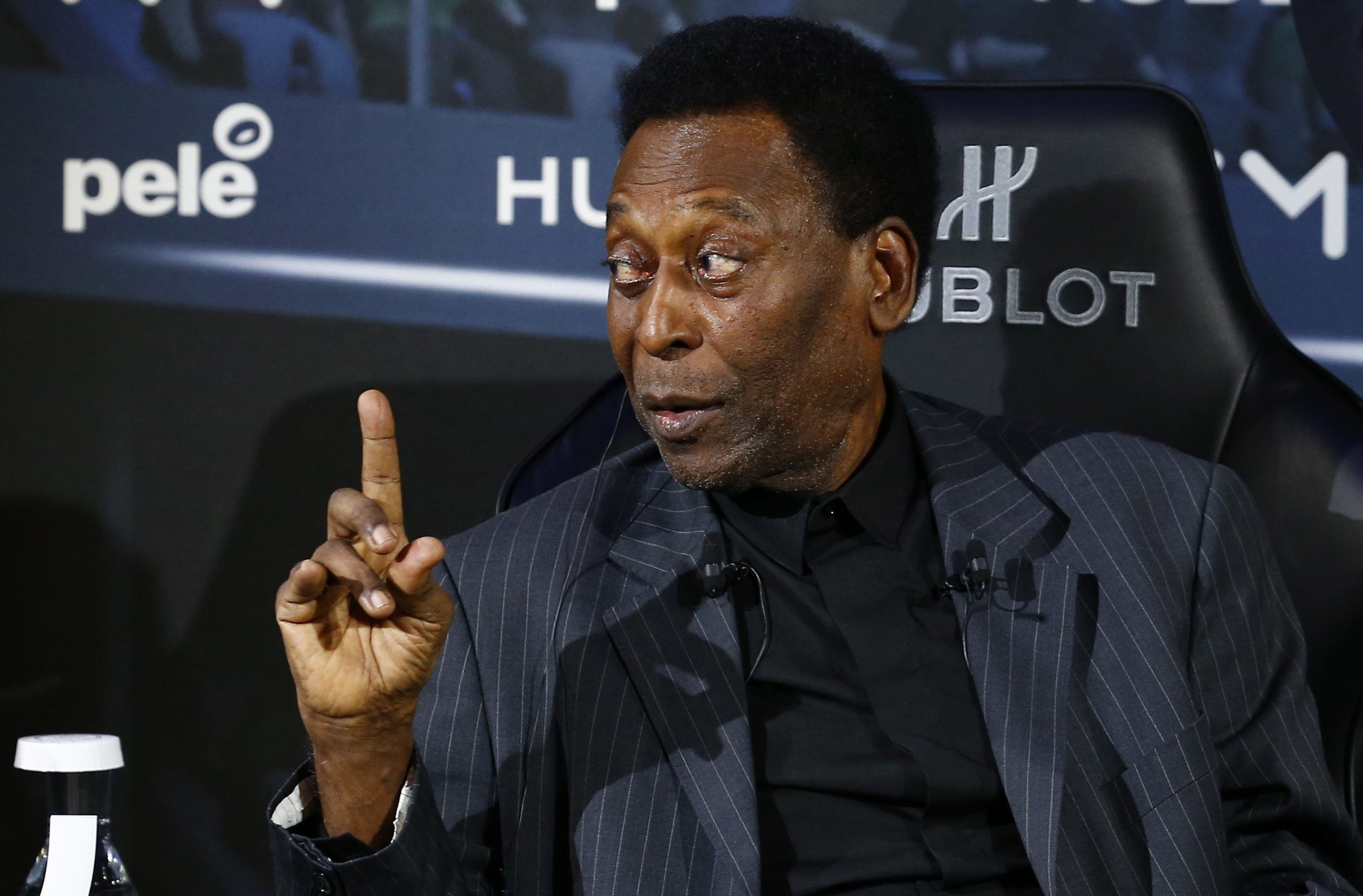 Pelé deixa cuidados intensivos após operação a tumor no cólon