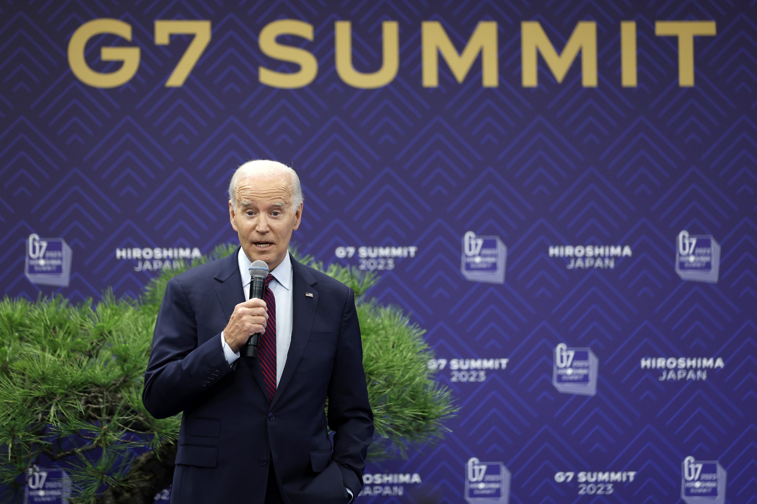 Biden diz que “está em discussão” levantamento de sanções contra ministro da Defesa da China