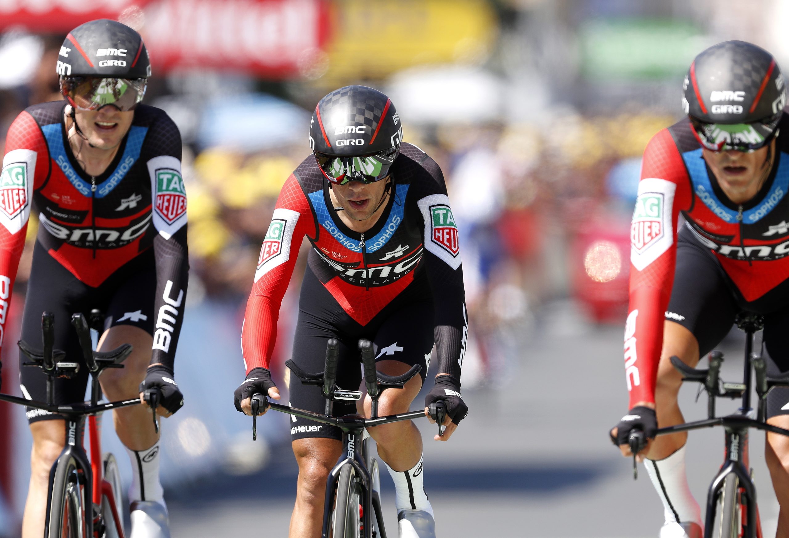 Tour: Van Avermaet consolida ‘amarela’, Porte abandona após queda