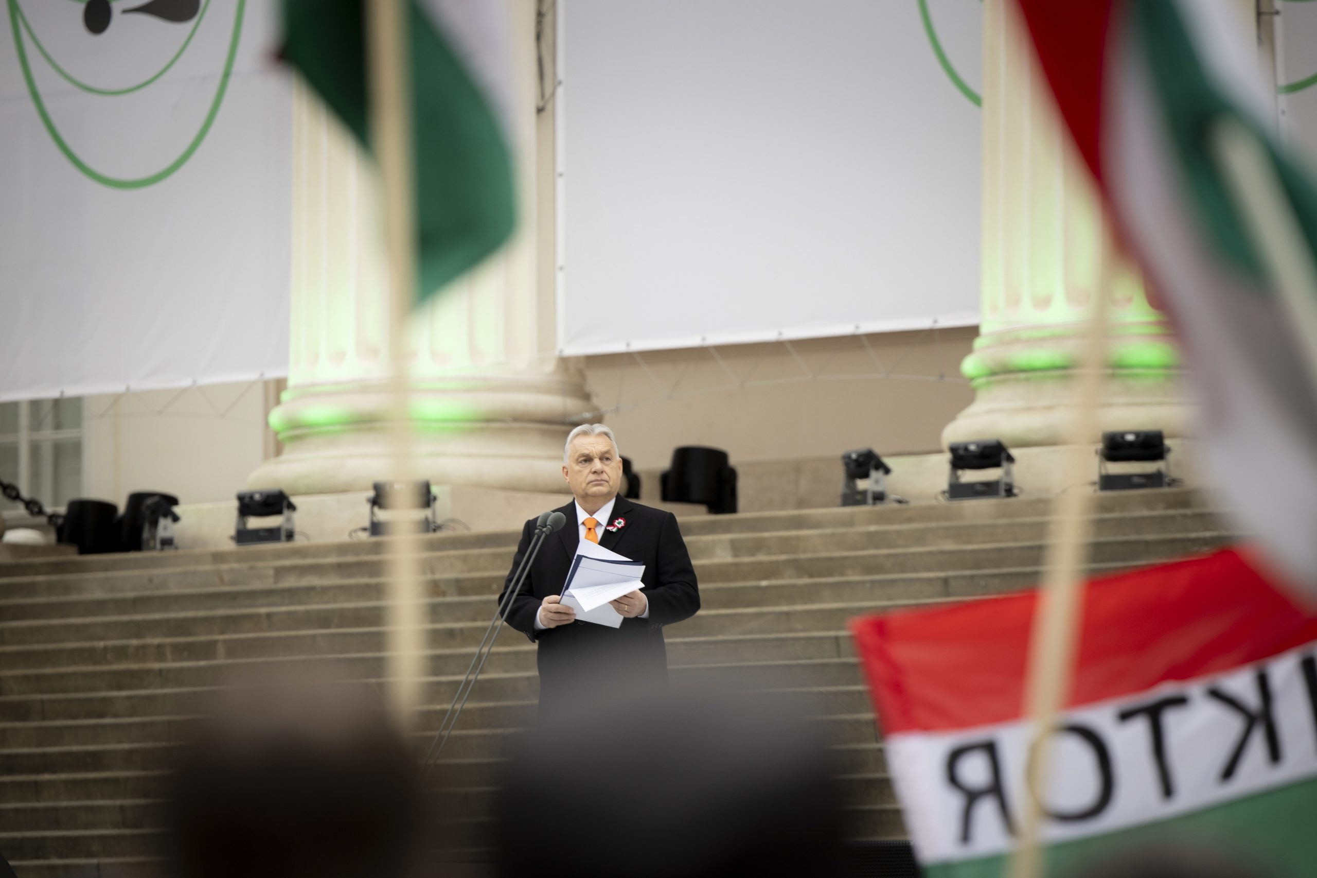 Viktor Orbán contra o “império de  Bruxelas” e o “império arco-íris”. Hungria vai proibir Marcha do Orgulho e fechar meios de comunicação social