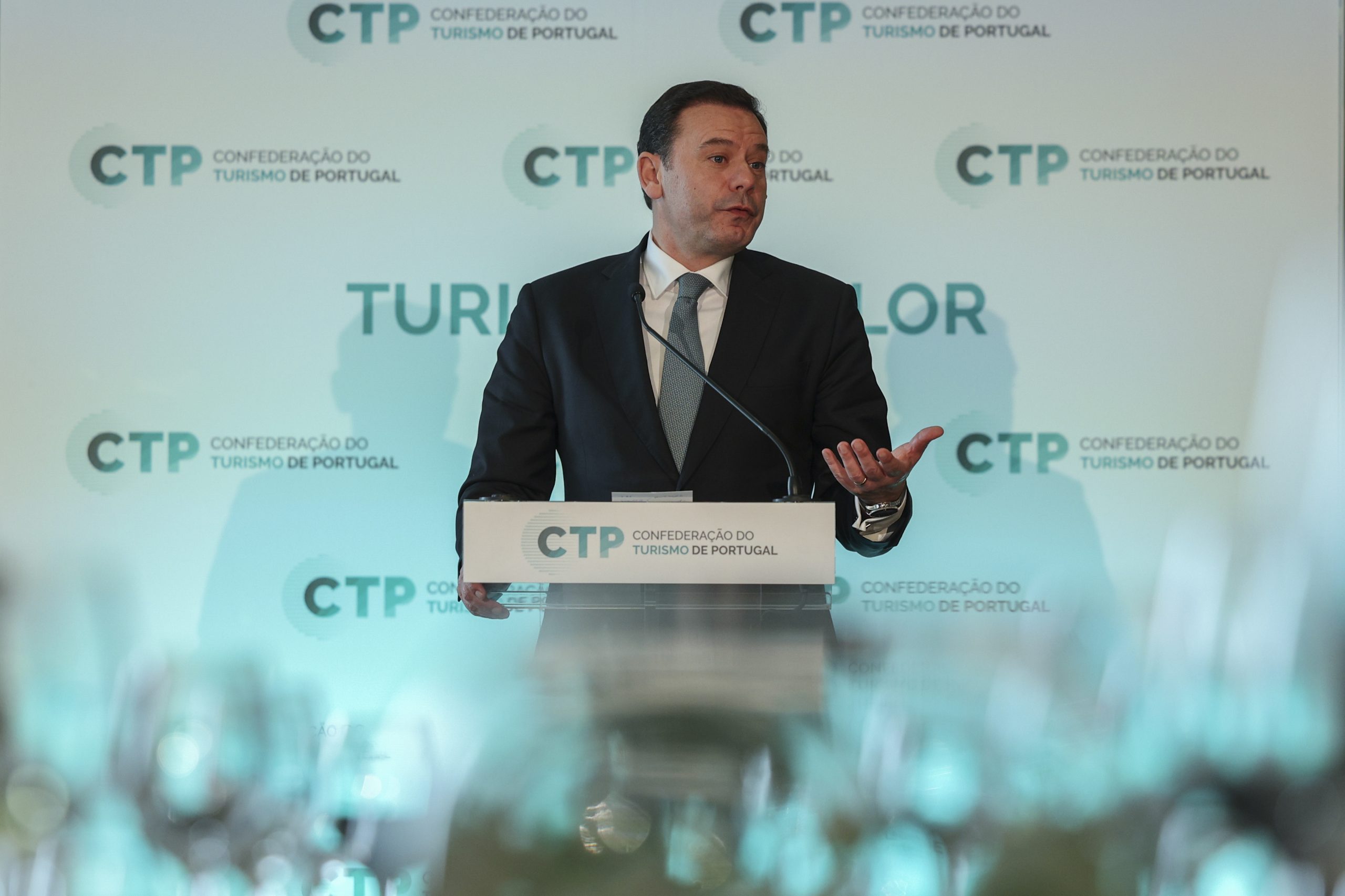 Líder da AD diz que avançará com novo aeroporto mesmo sem consenso com PS e critica ANA