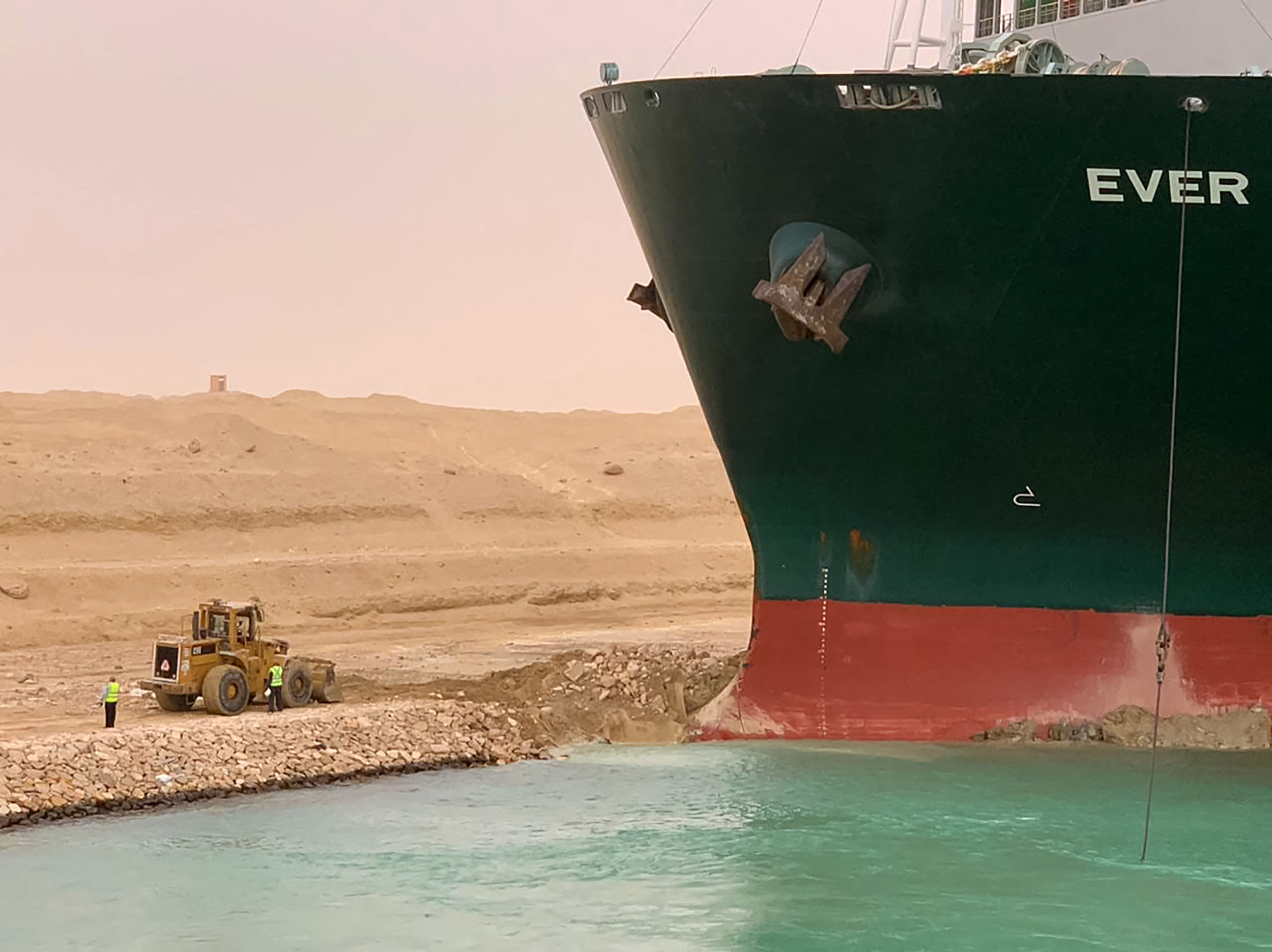 Navegação à vista no Canal do Suez. Egito prevê “três dias e meio” para retoma da passagem