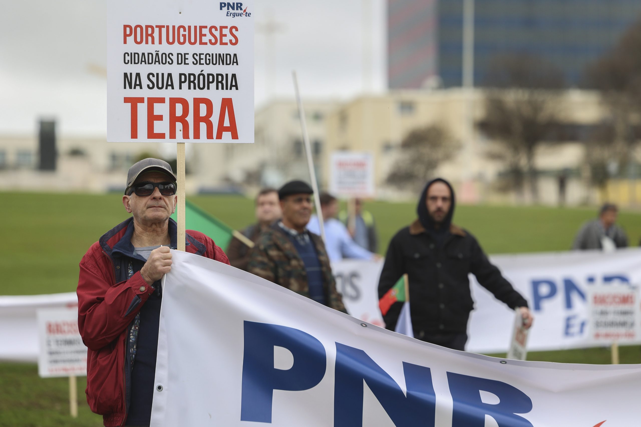 Ativistas de extrema-direita ocupam espaço para onde se prevê manifestação “Não nos encostem à parede”