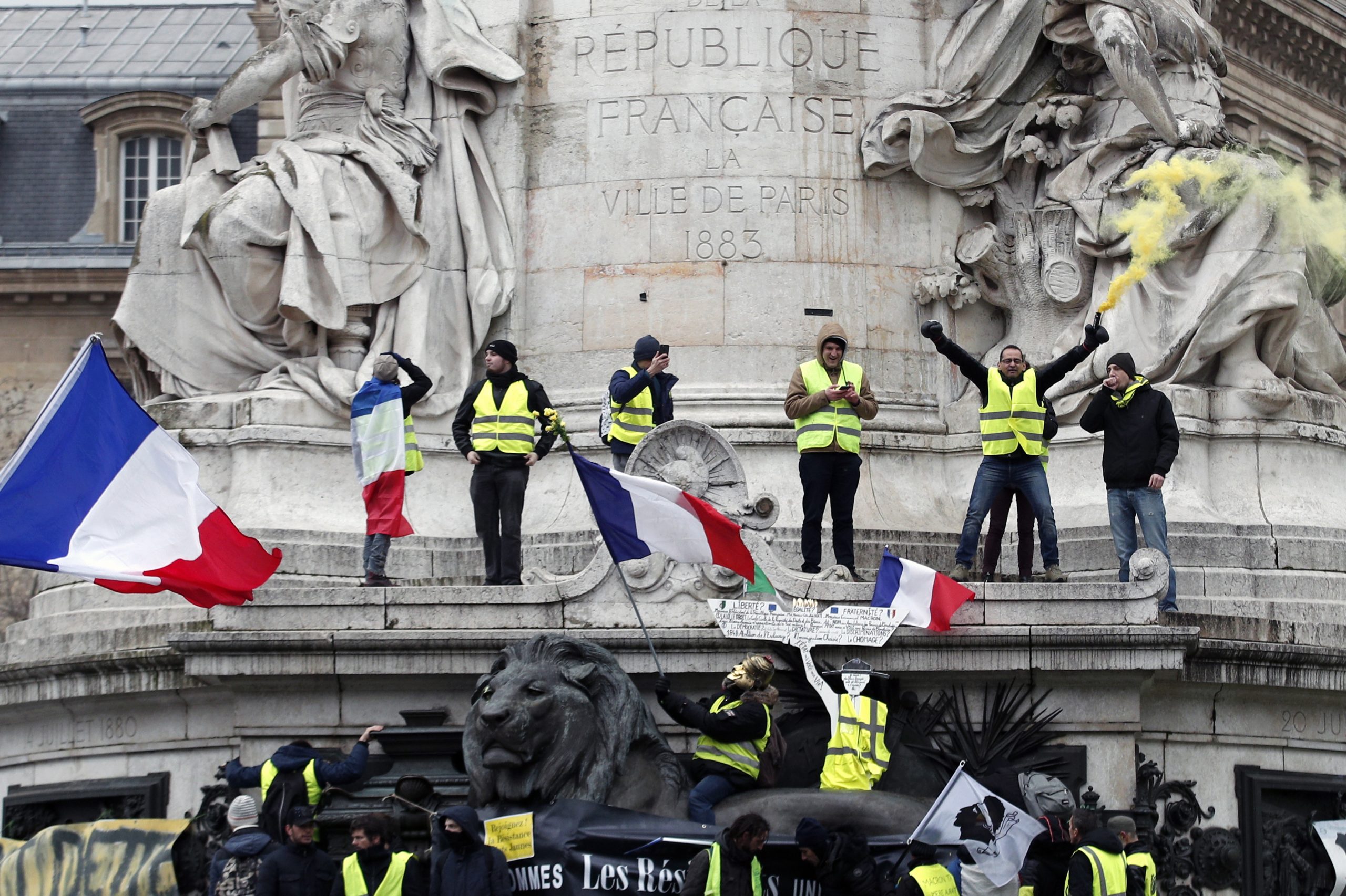 Coletes amarelos pedem fim de violência policial nas ruas de Paris