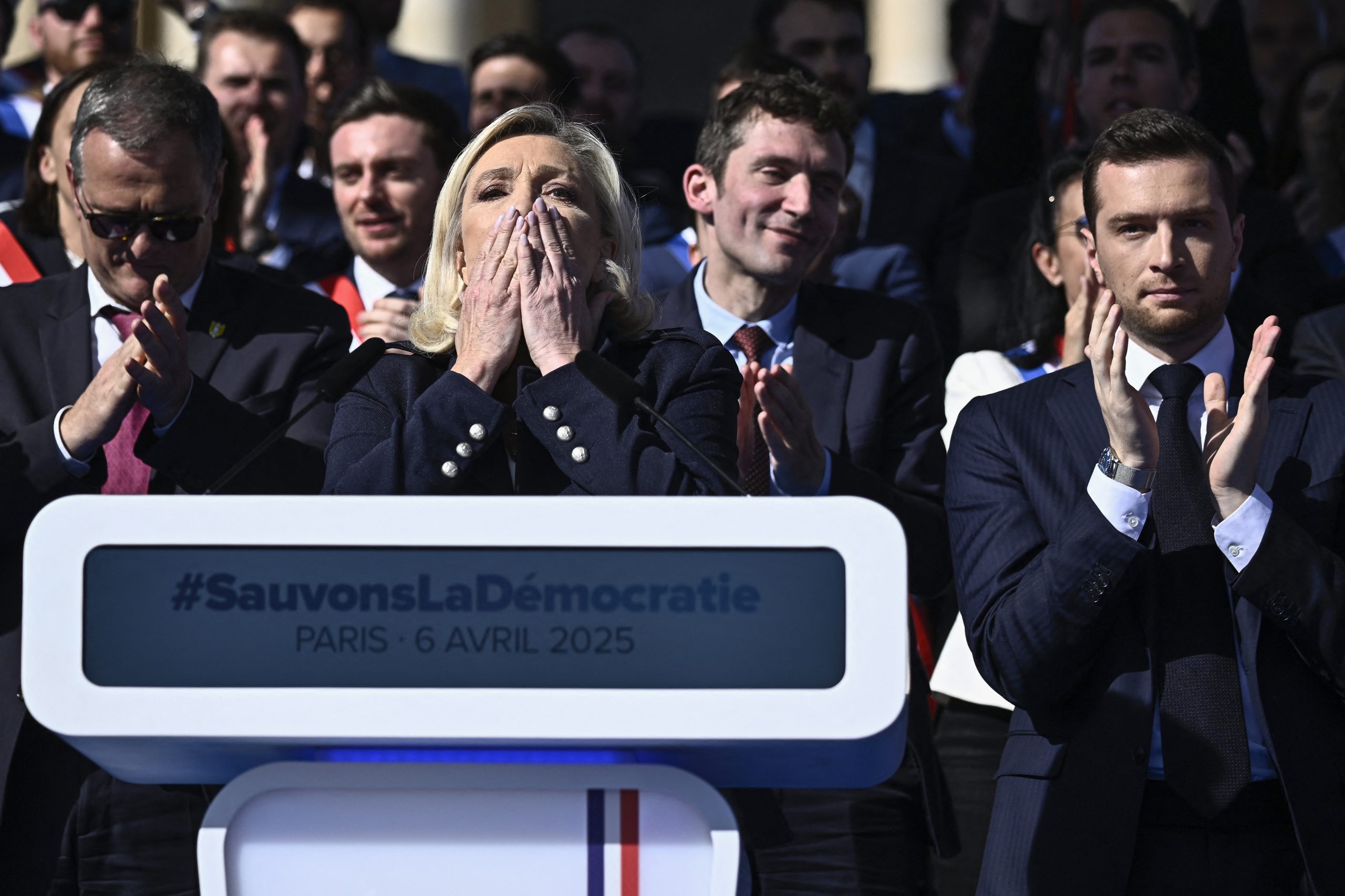 Pode ter cometido um crime. Marine Le Pen muda de estratégia com vista para as presidenciais de 2027