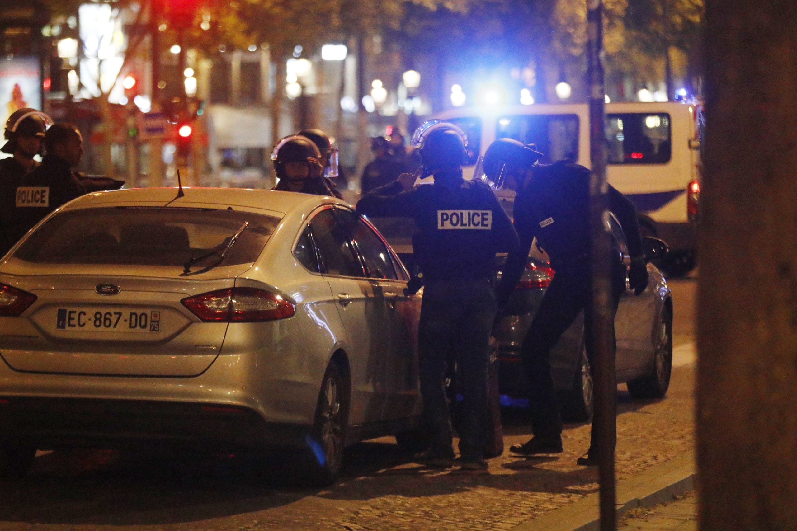 Ataque em Paris: Homem sinalizado pelas autoridades entrega-se