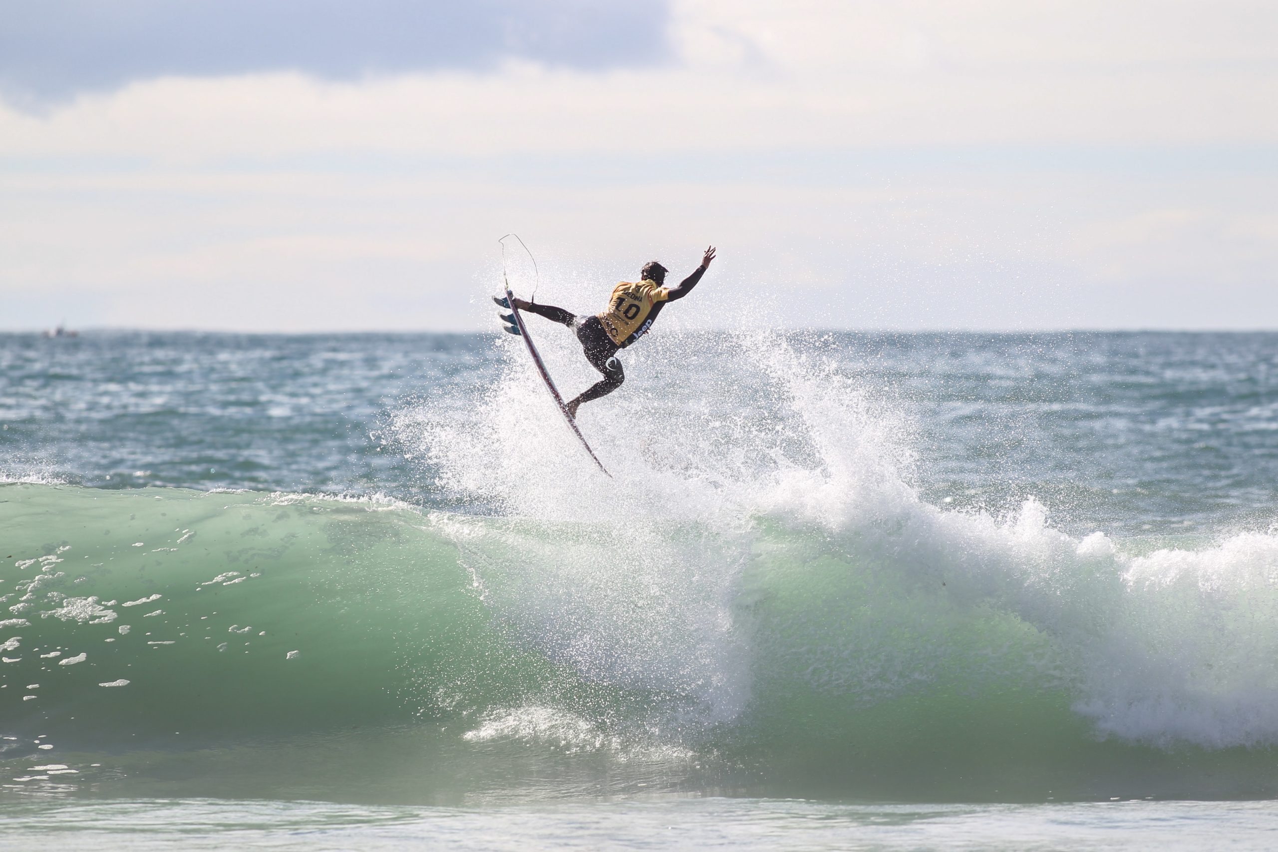 Medina cai em Peniche e adia decisão do título mundial de surf para o Havai