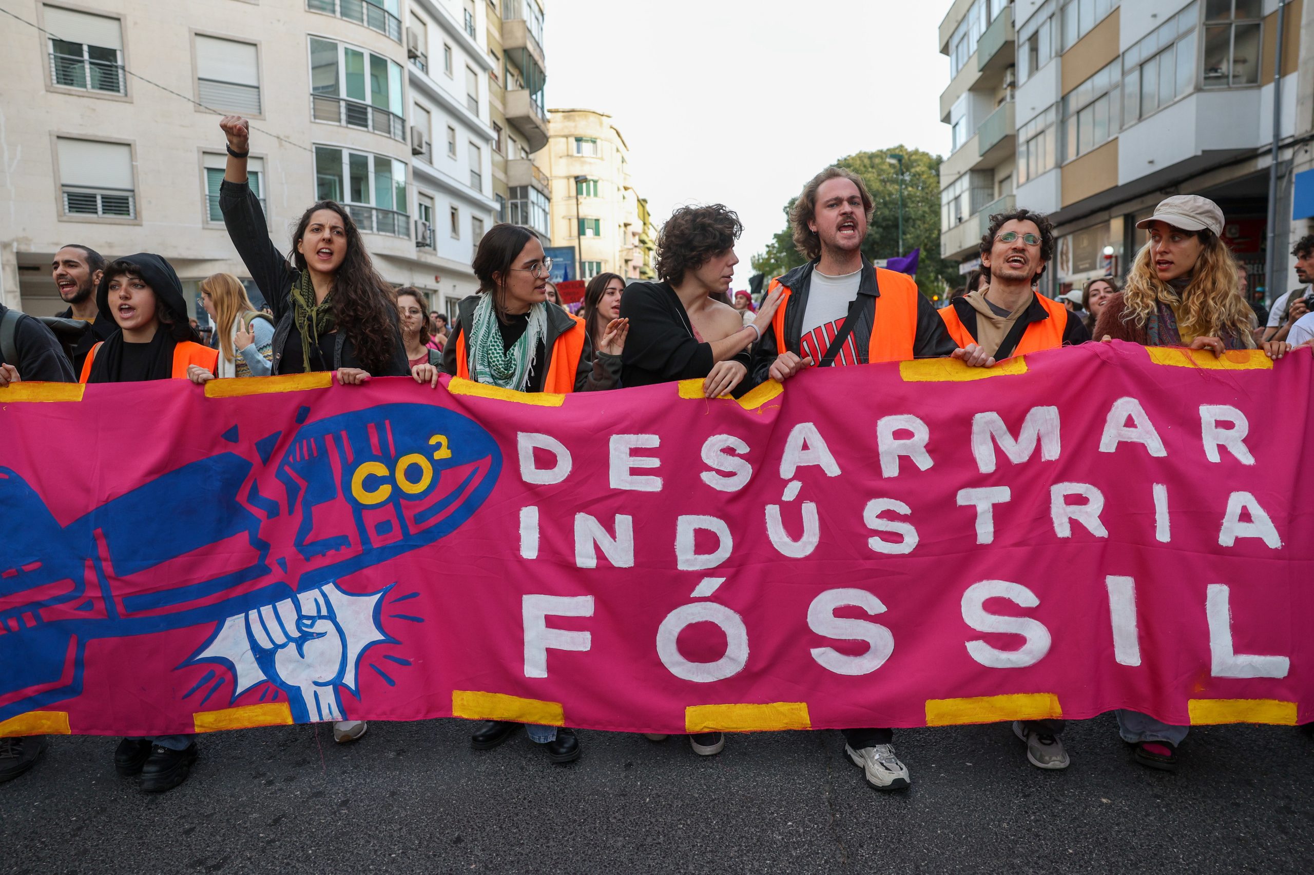 Cerca de 150 pessoas manifestaram-se contra combustíveis fósseis em Lisboa