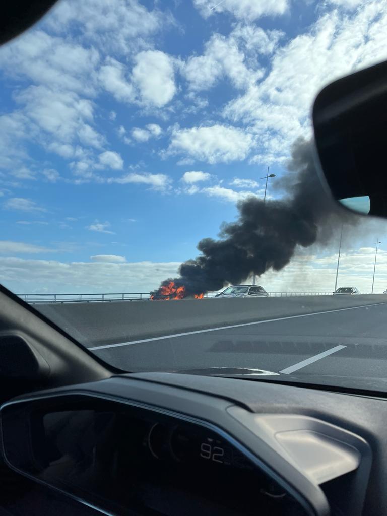 Carro arde na Ponte Vasco da Gama