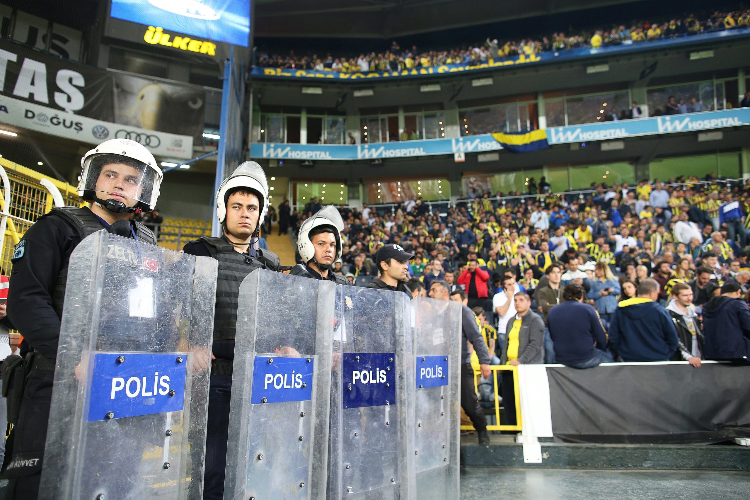 Fenerbahce-Besiktas suspenso depois de agressão ao treinador Senol Gunes