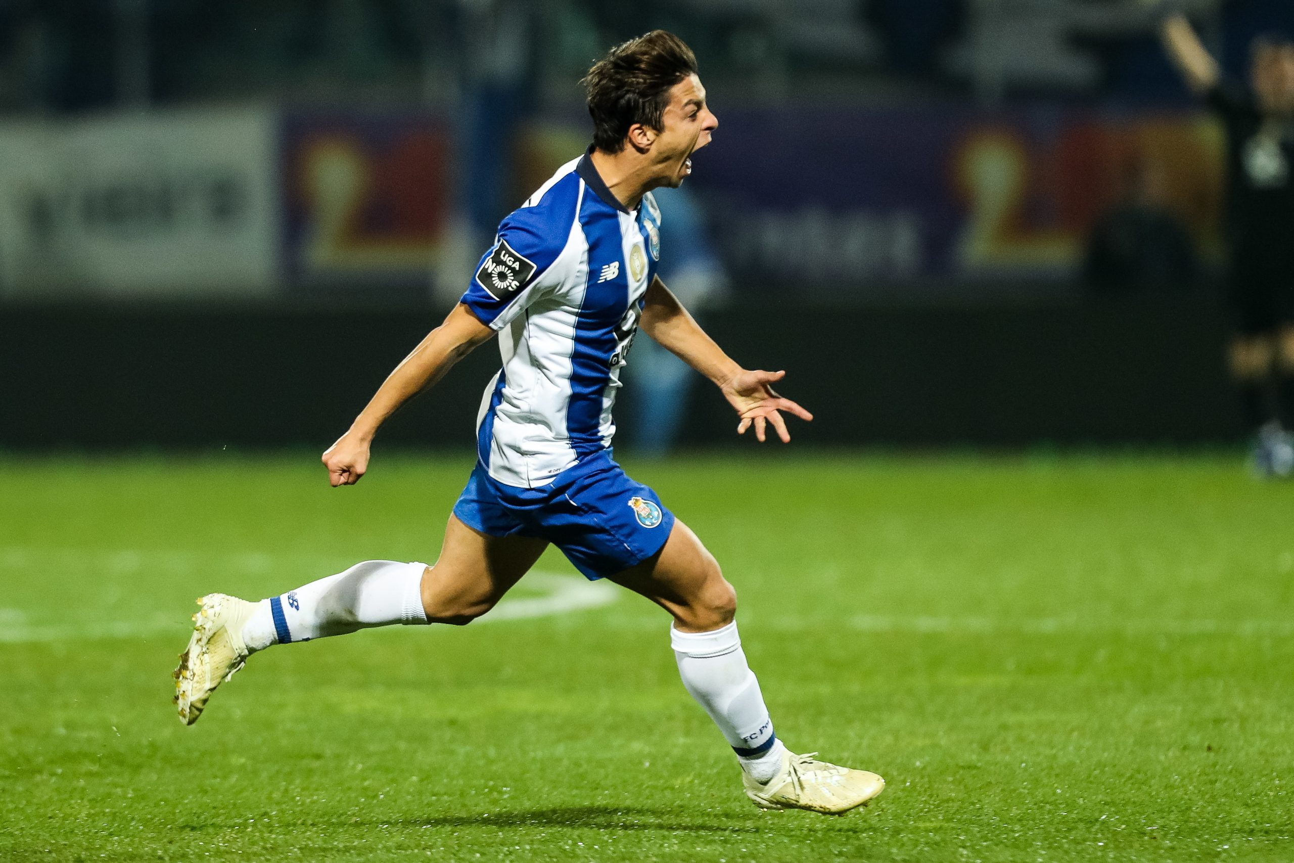 Oficial: Sevilha chega a acordo com FC Porto por Óliver Torres