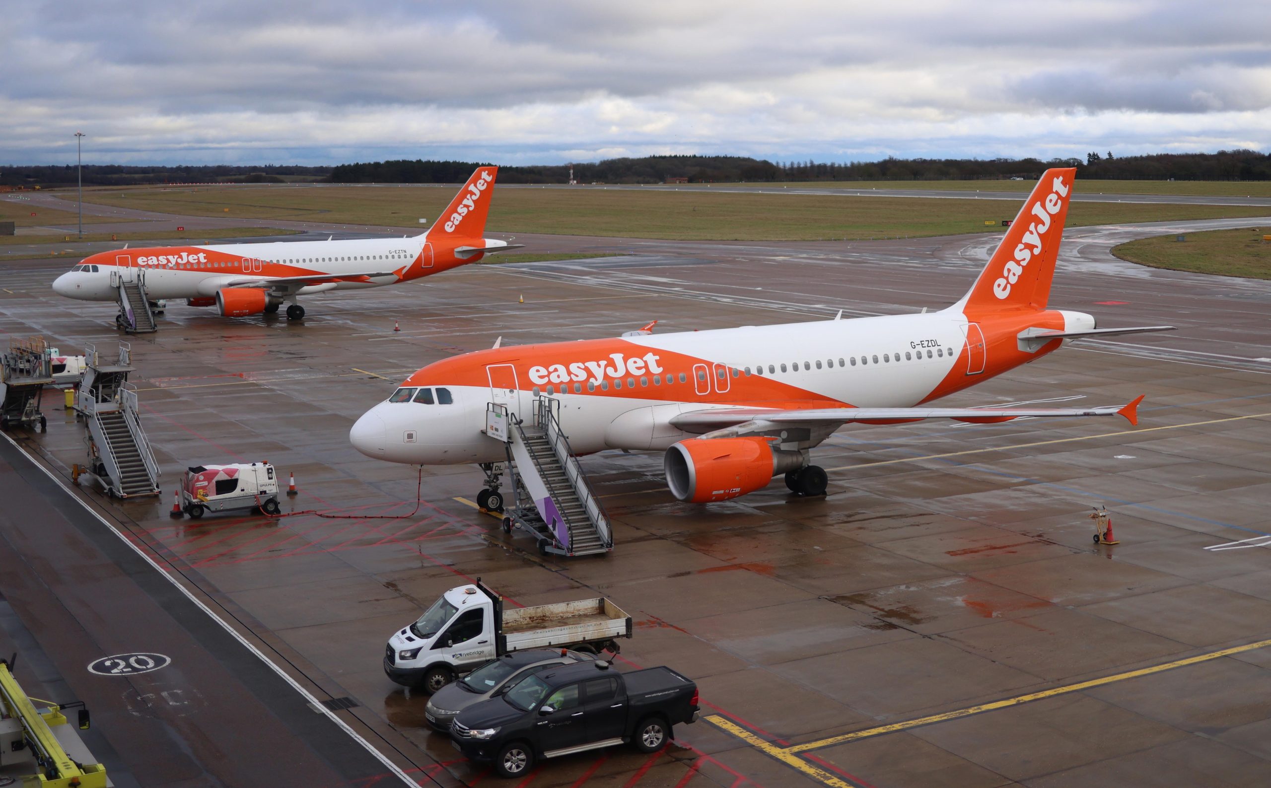 Idosa morre em voo da EasyJet e passageiros questionam circunstâncias