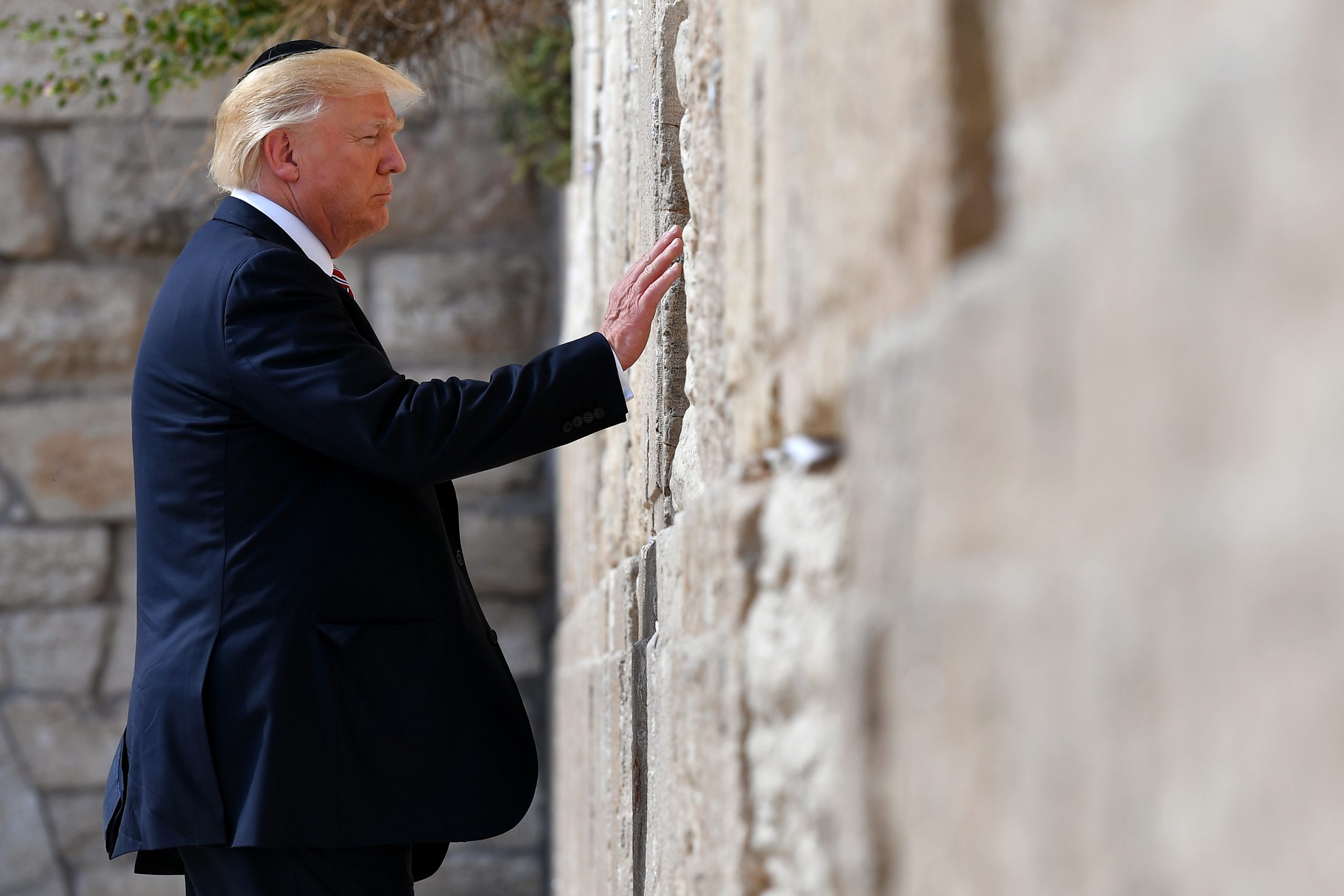 Trump visitou o Muro das Lamentações e cumpriu a tradição de deixar um pedido entre as pedras
