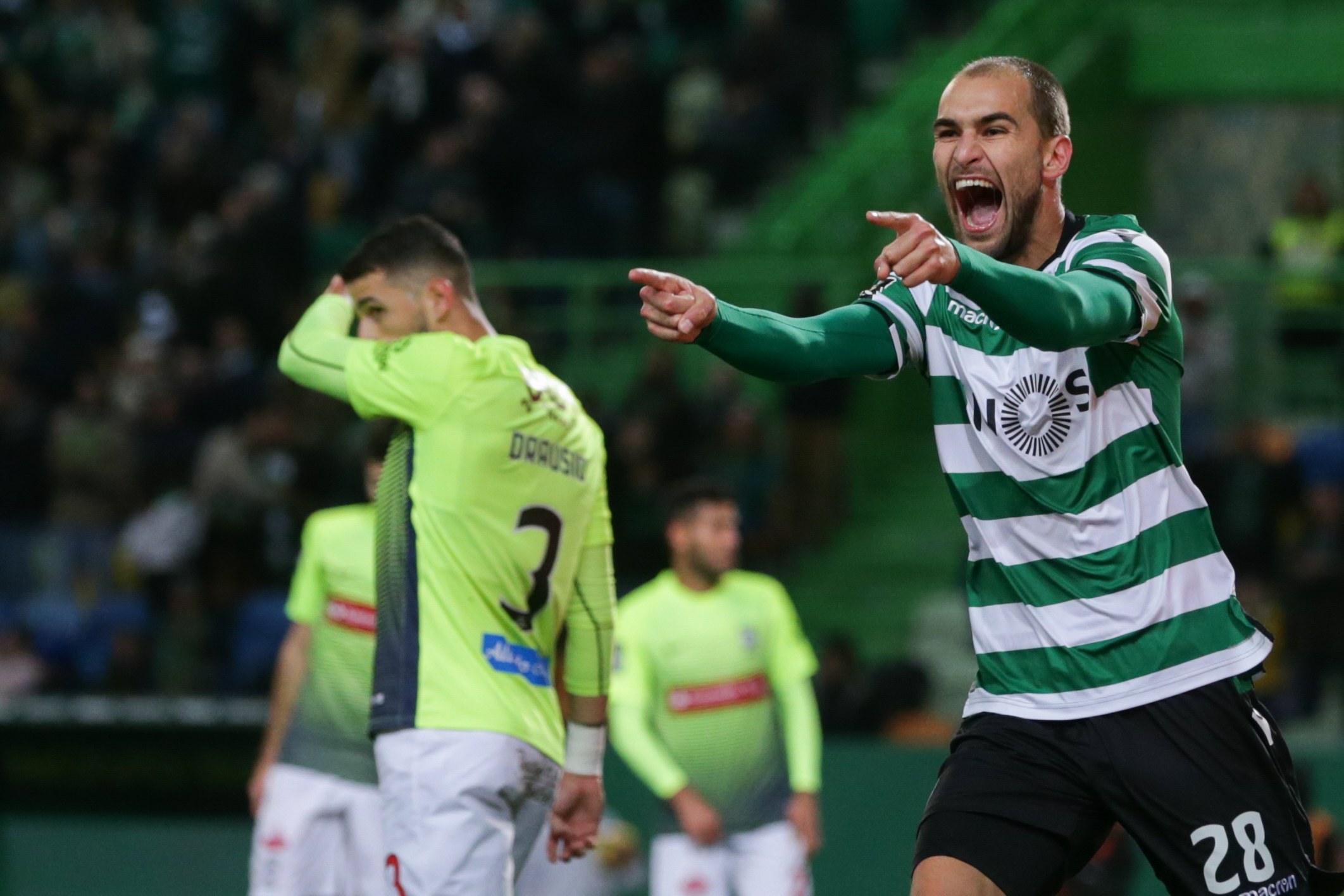 Sporting venceu Marítimo por 5-0. Holandês marcou por três vezes numa noite que começou fria e terminou com um vendaval de golos